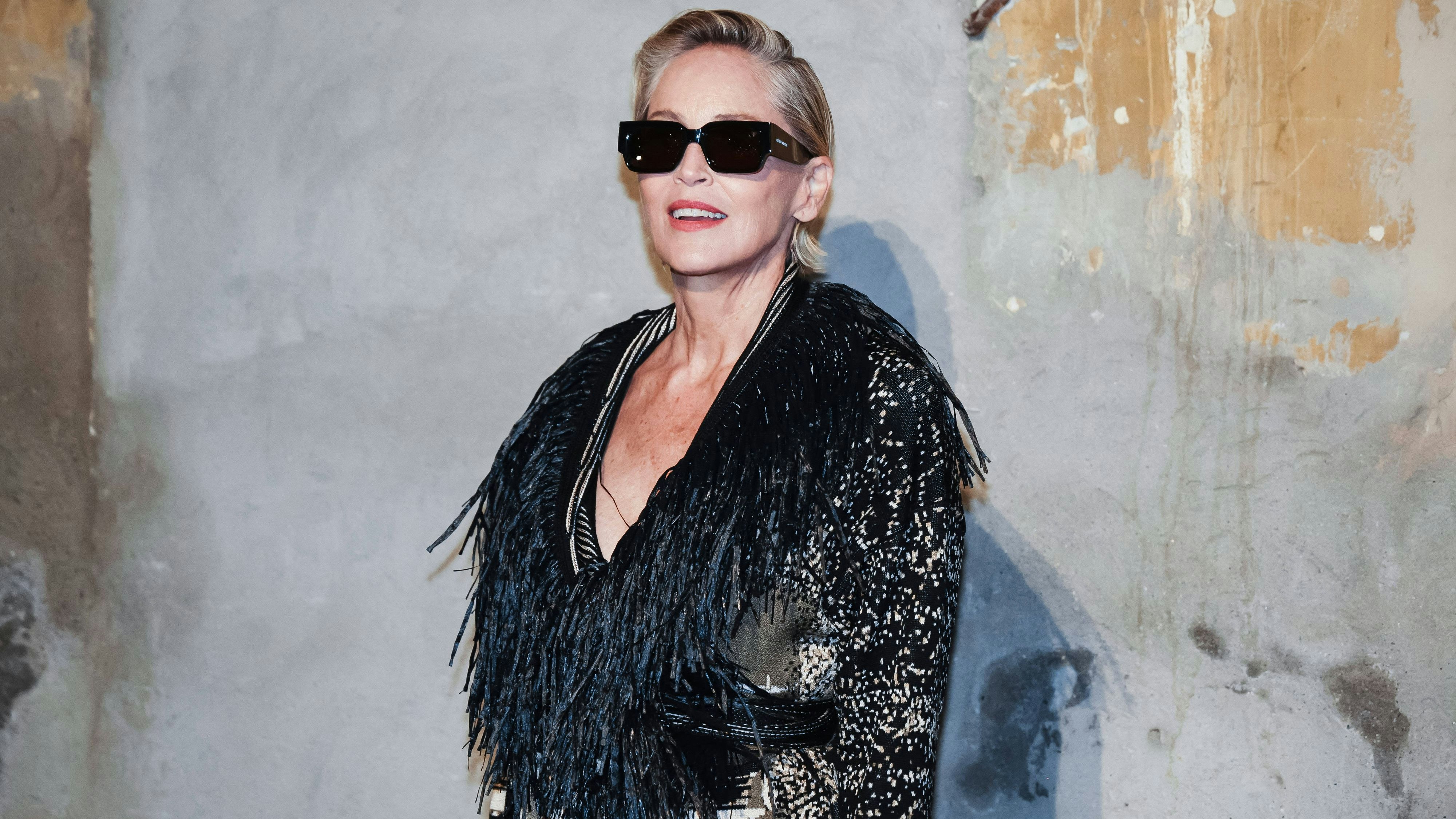 Heute.at - Süßer Besuch: Sharon Stone in Schaumrollenfabrik