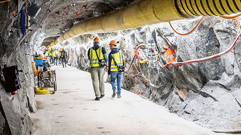 Die Spannung steigt: Das seismische Experiment wird in einem neu gesprengten Seitentunnel druchgeführt.