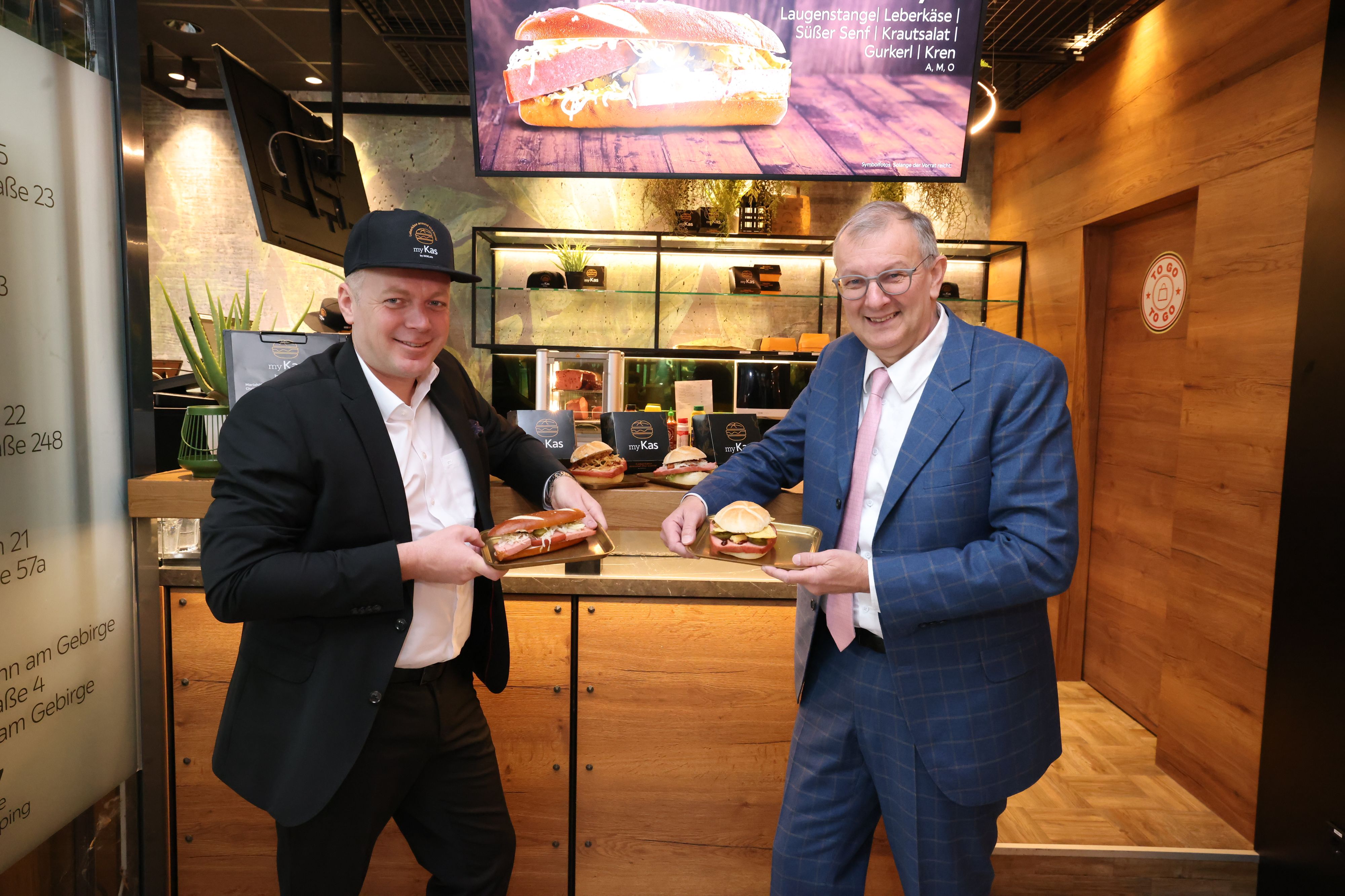 XXXLutz-Sprecher Thomas Saliger (re.) und Gastro-Chef Andreas Haderer präsentierten Erfolgsstory und Jubiläums-Schmankerl.