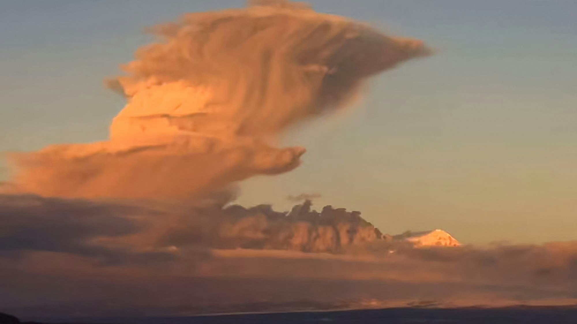 Heute.at - Vulkan spuckt kilometerhohe Aschewolke in den Himmel
