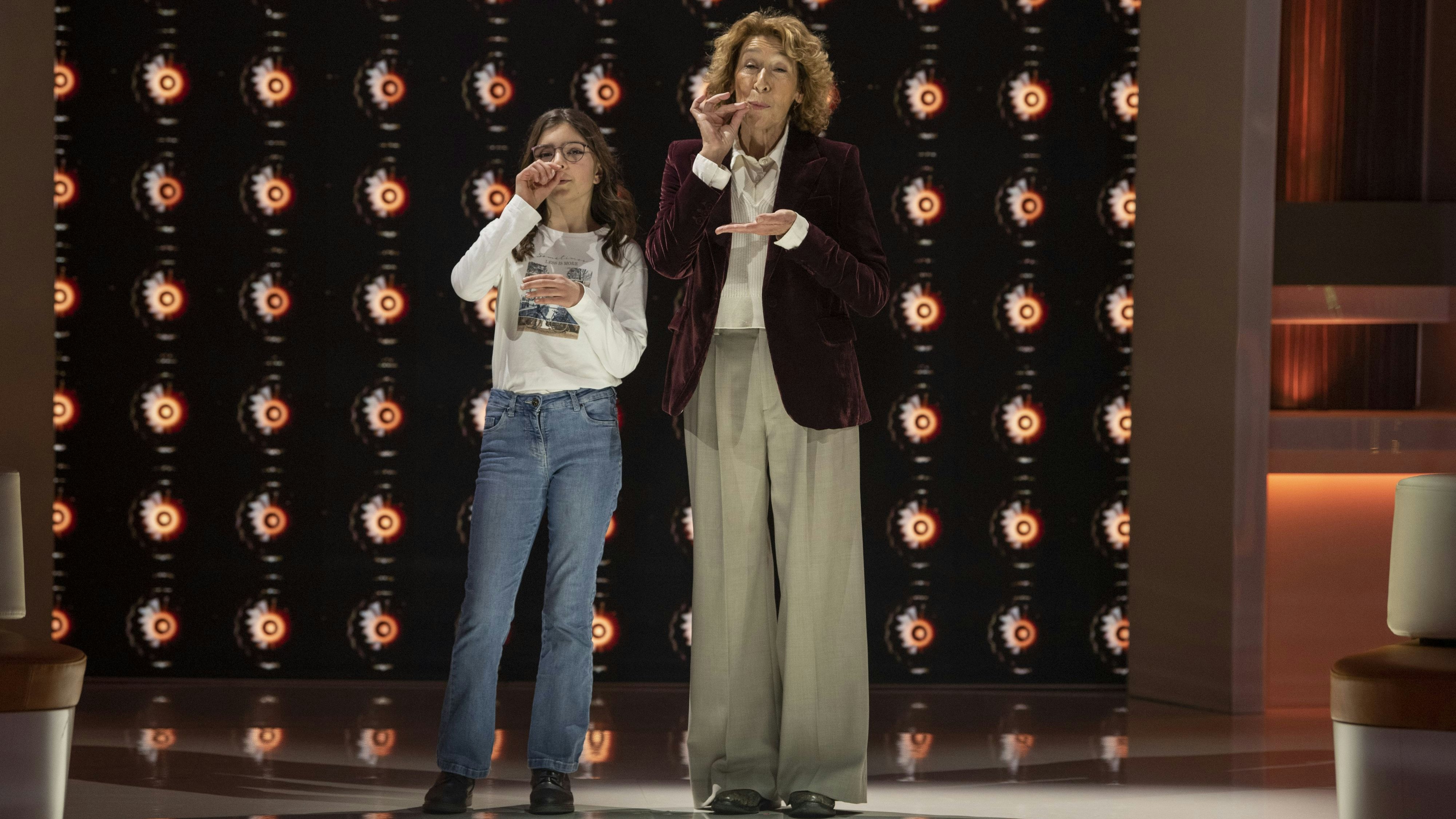 Chiara im Duell gegen Schauspielerin Adele Neuhauser.