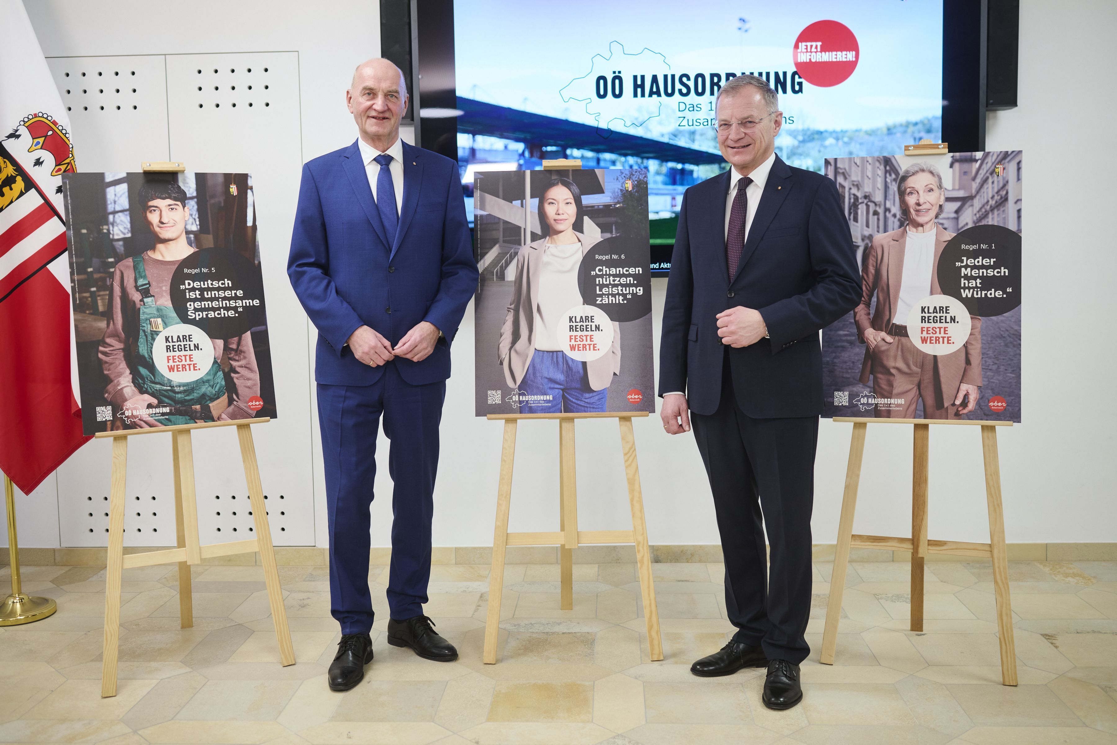 Integrationslandesrat Christian Dörfel und LH Thomas Stelzer (ÖVP) mit Plakaten der Kampagne.