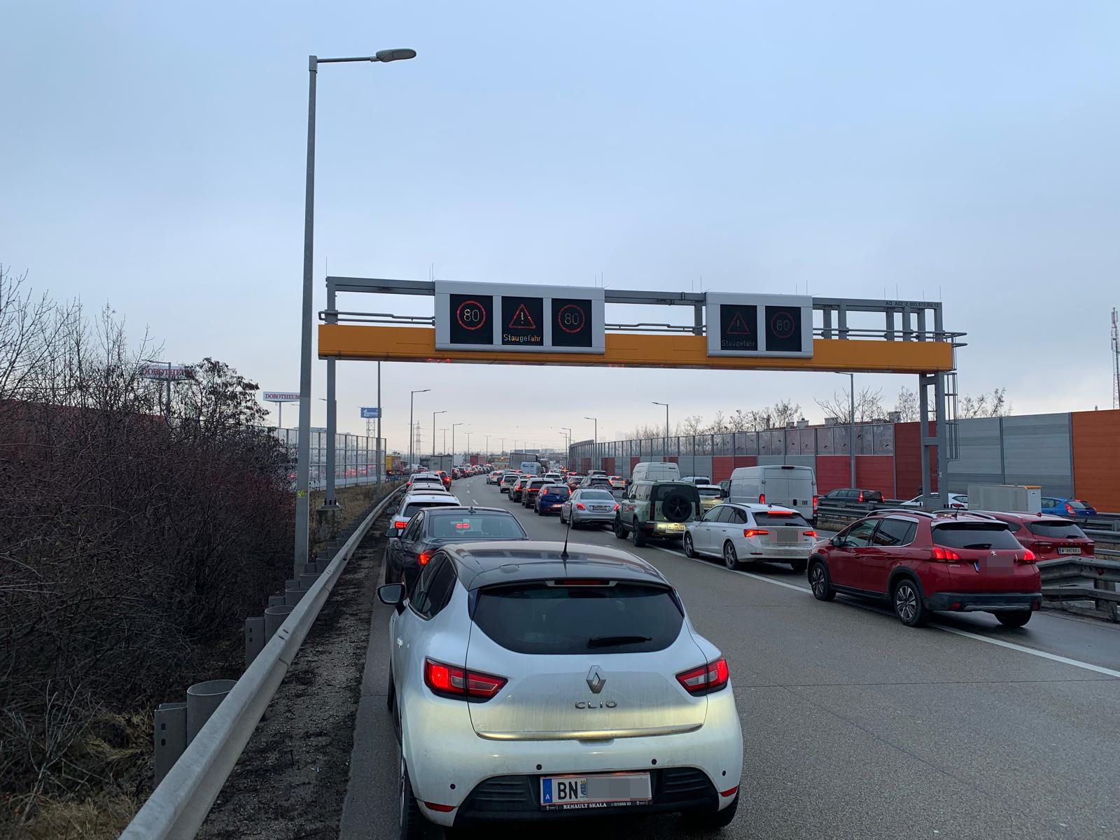 Mega-Stau auch auf der A23 bei Wien nach einem Unfall auf der A2 beim Knoten Vösendorf.