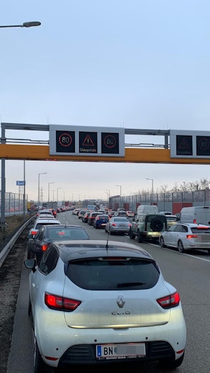 Unfall A2 Wien: Schwerer Crash sorgt für Großeinsatz und Stau-Chaos auf Südautobahn und A23. Aktuelle Entwicklungen und Verkehrsinfos.