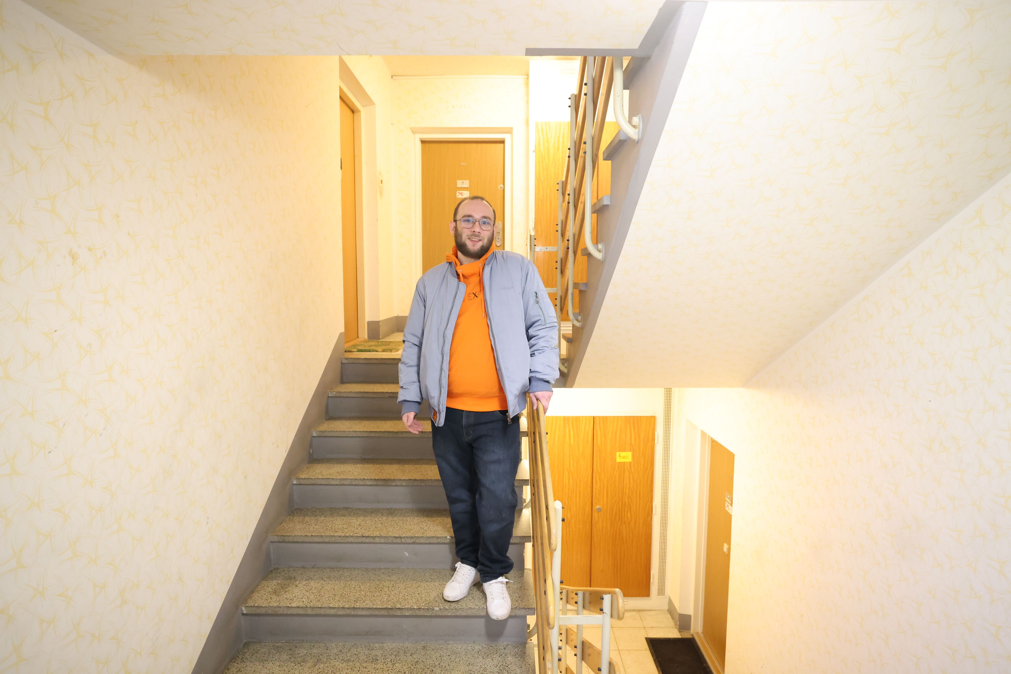 Florian J. im Stiegenhaus. Hier hing die Zündschnur vom 6. Stock bis ins Erdgeschoss.