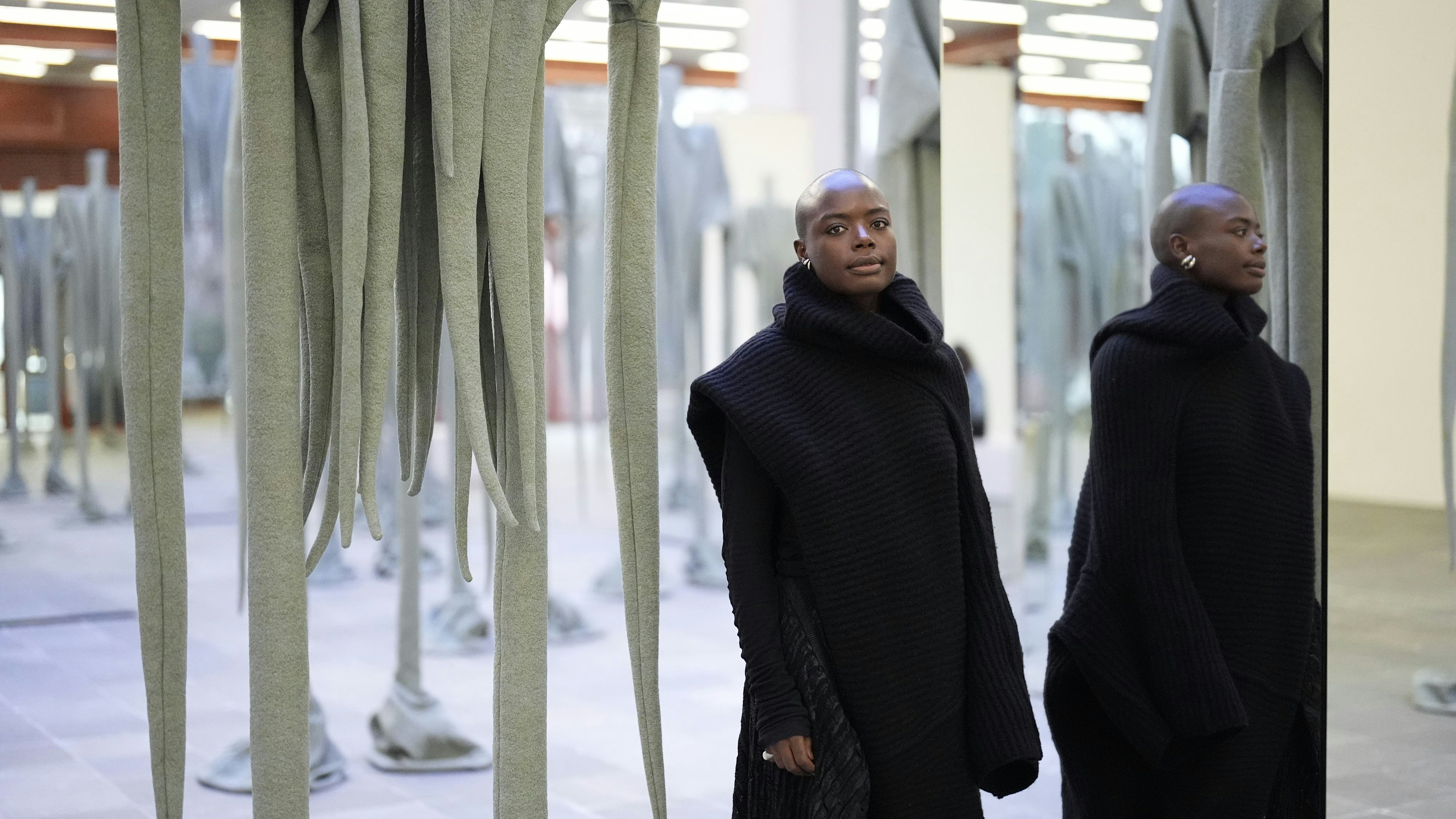 Heute.at - Gigantische Körper aus der Zukunft im Museum gelandet