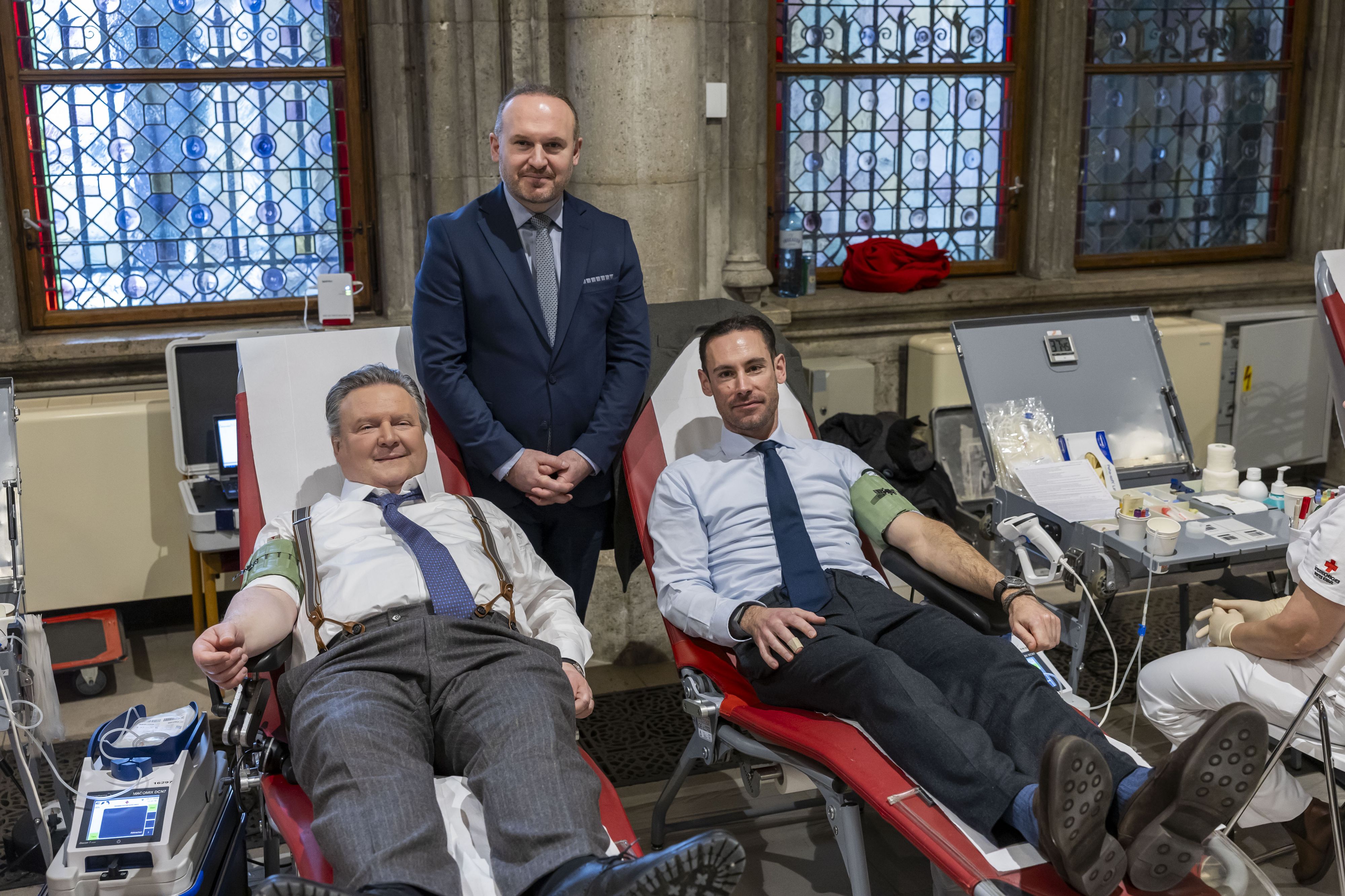 Bürgermeister Michael Ludwig (SP), IGGÖ-Chef Ümit Vural und IKG-Generalsekretär Benjamin Nägele beim Blutspenden.