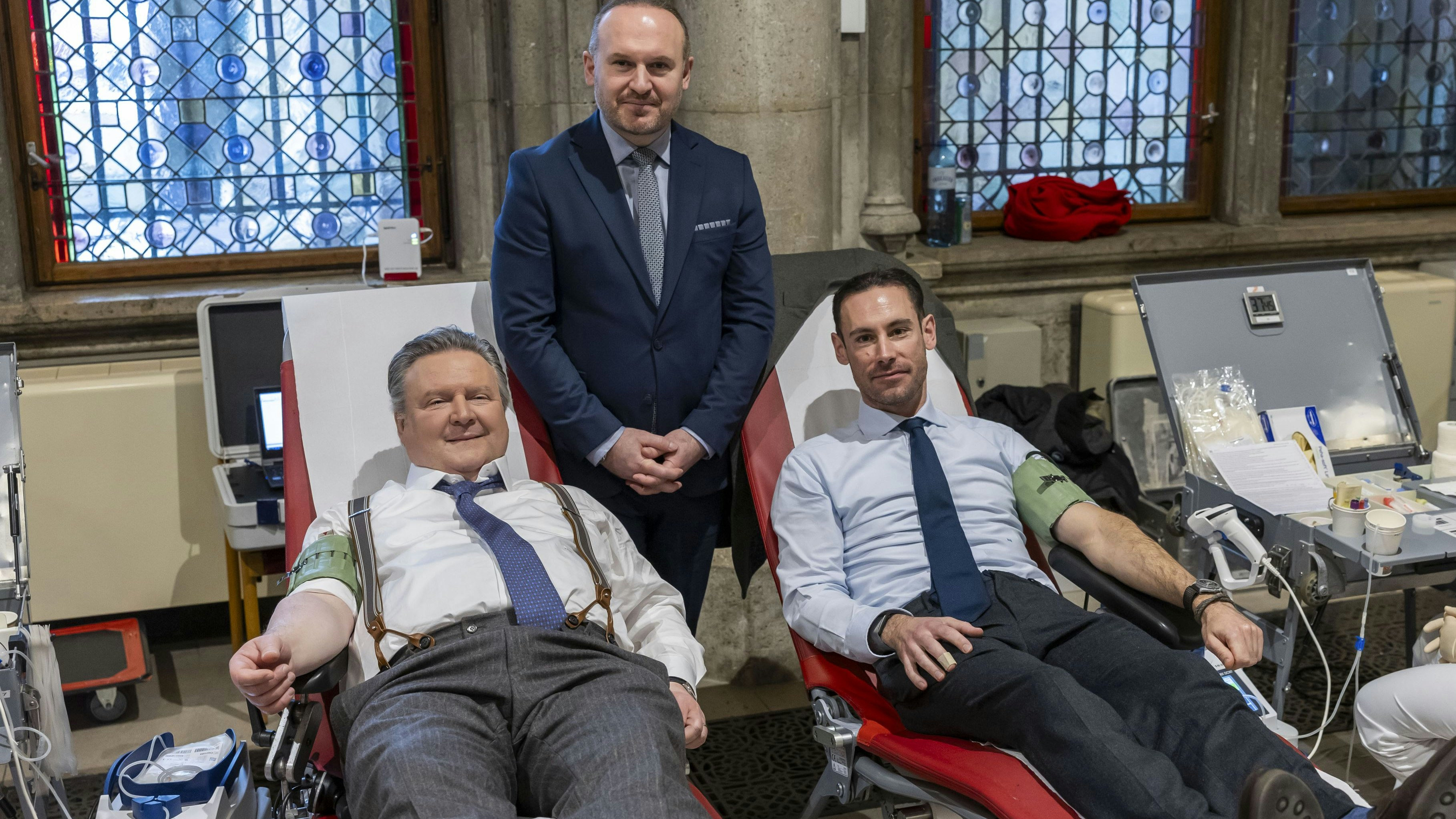 Heute.at - Ludwig und Religionsvertreter spenden Blut in Wien