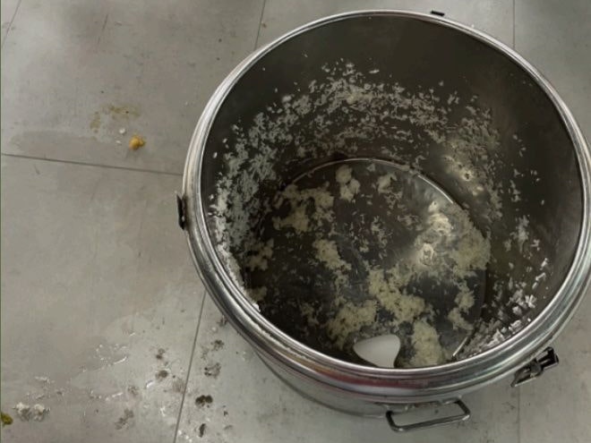 In solchen Kübeln wird bei Labubu-Auftragsfertiger Shunja Toys das Essen serviert