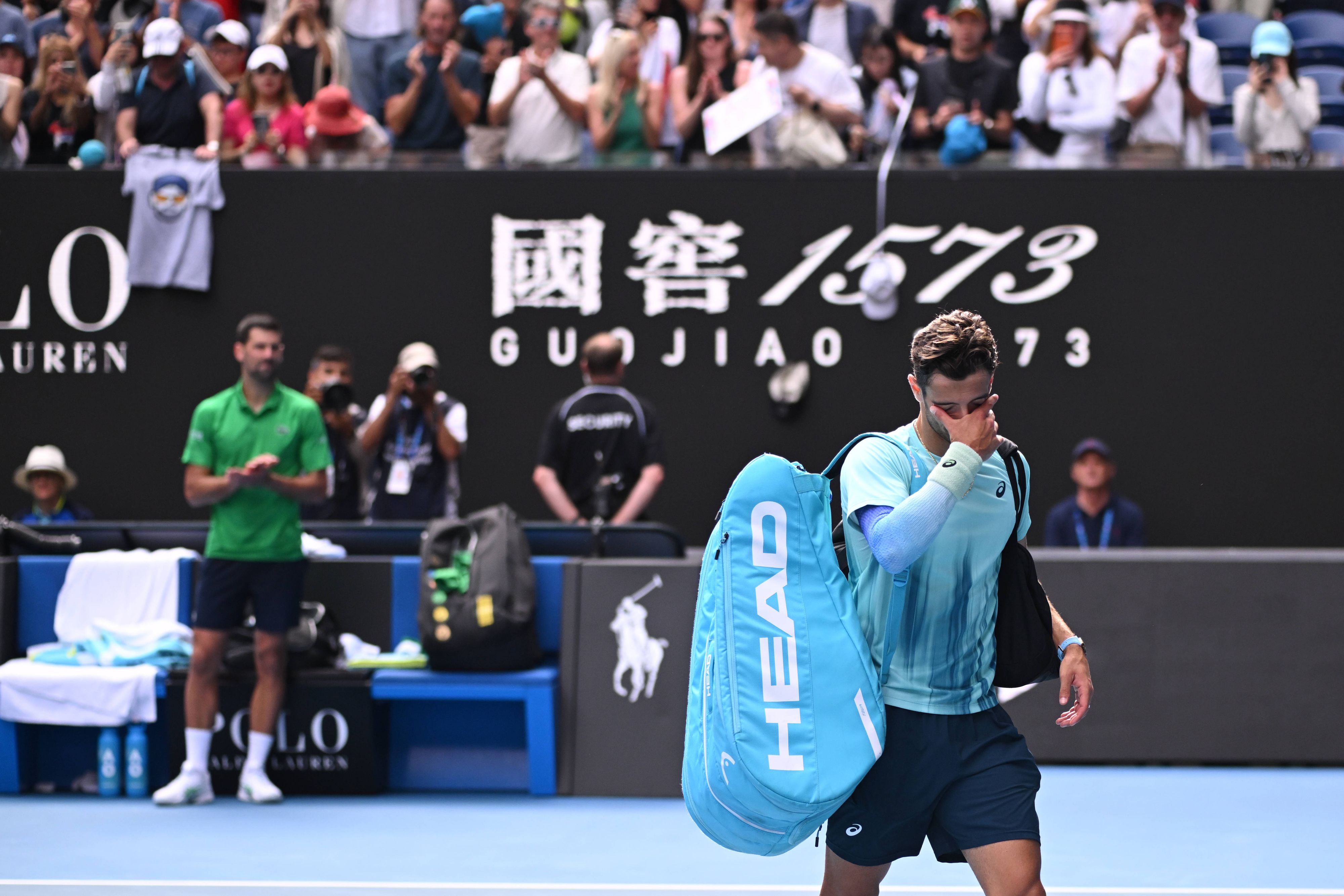 Novak Djokovic applaudiert, Lorenzo Musetti ist in Tränen aufgelöst.