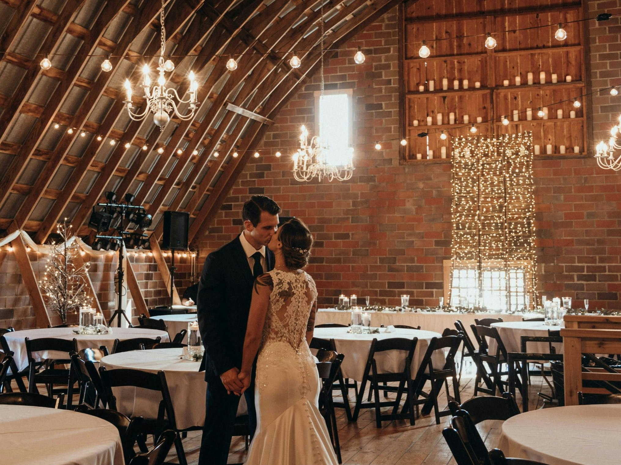 Sogenannte "Barn Weddings", also "Scheunen-Hochzeiten", sind in den USA bereits seit langem ein Begriff. Rustikal und intimer, dafür günstiger als Hotels.