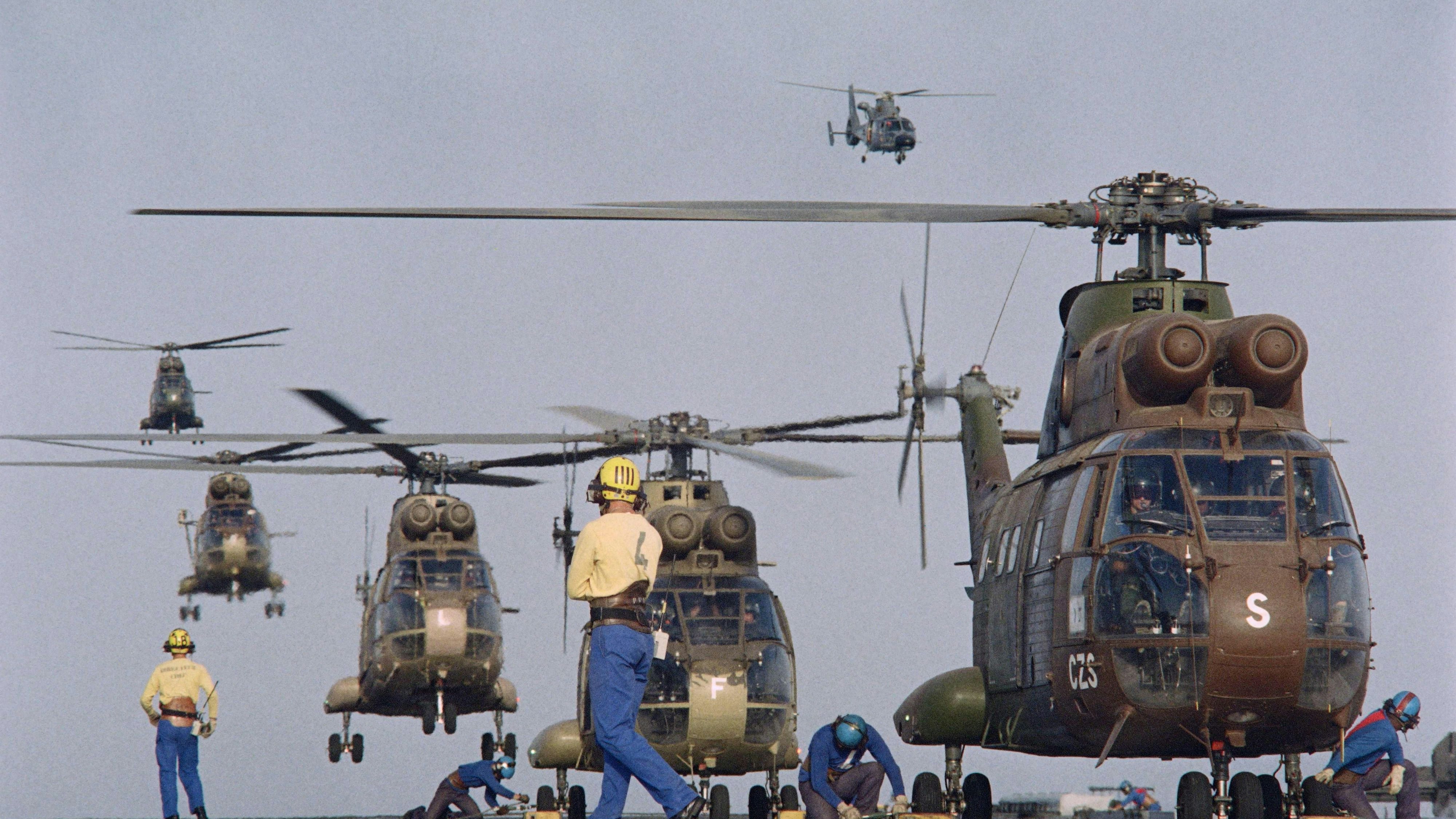 Aufmarsch am Golf: Am 28. August 1990 landen Puma der französischen Streitkräfte auf dem Deck des Flugzeugträgers Clemenceau