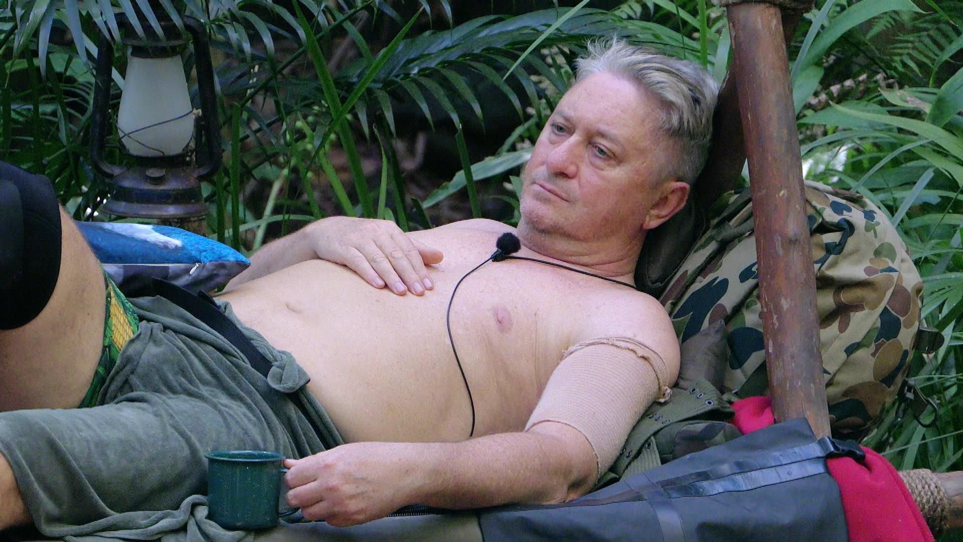 Am rechten Knie trägt Hubert Fella eine Bandage.