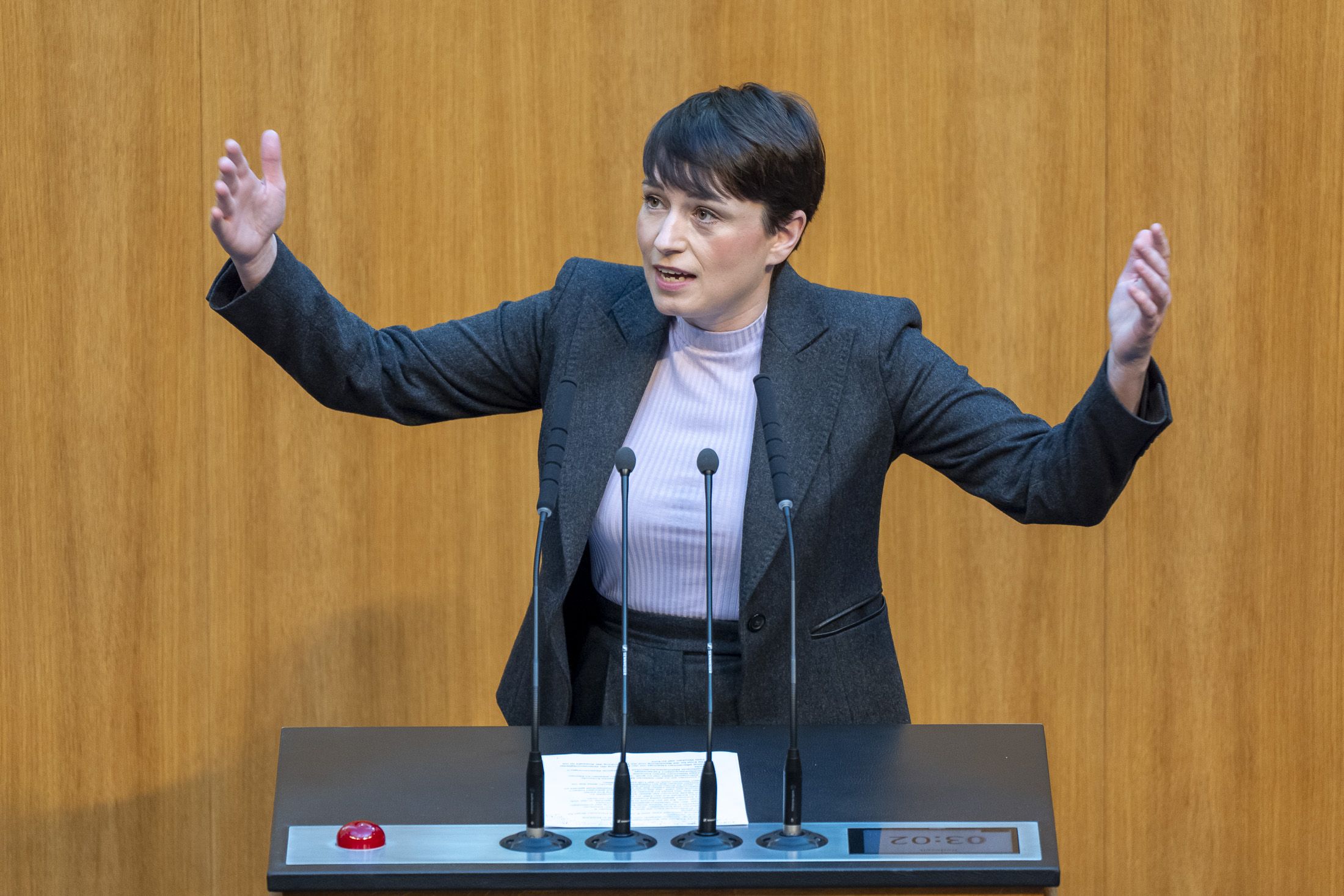 Die grüne Vize-Klubobfrau Sigi Maurer fordert Rücknahme der Zulagen-Regelung und bringt die Causa erneut ins Parlament.