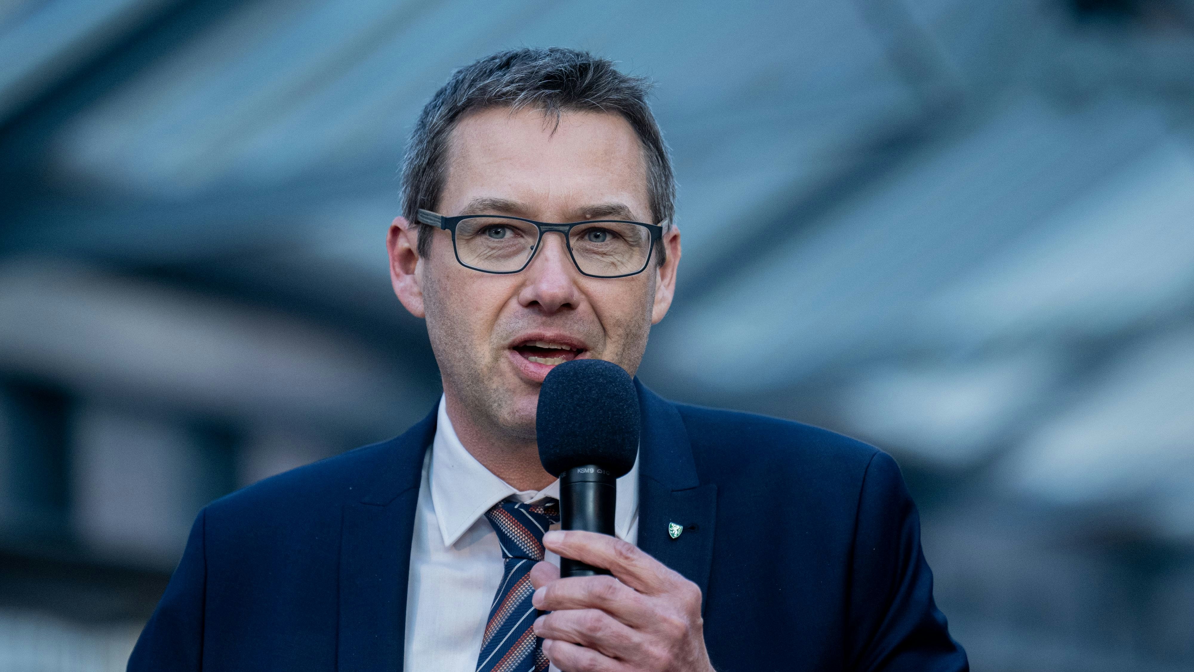 Bürgermeister Markus Vogl (SPÖ): Die Sonntags-Demos seien ein "extremes Ärgernis" – viele Steyrer würden die Innenstadt meiden.