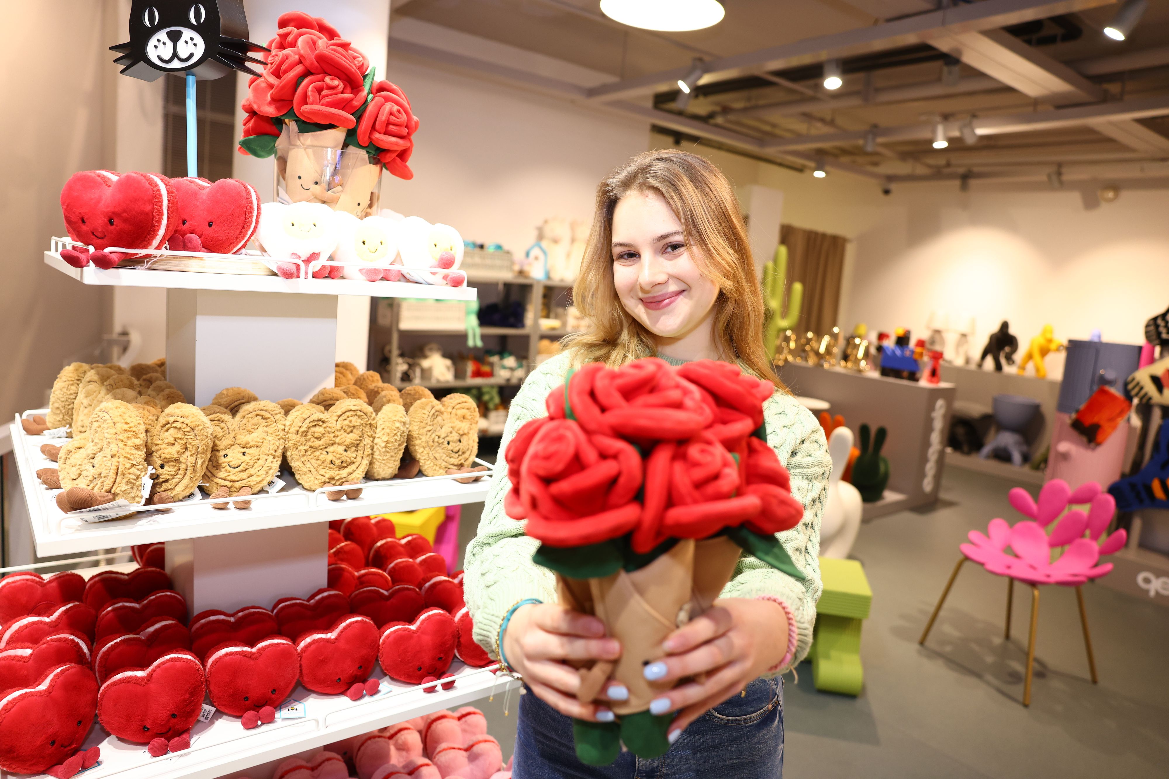 Ein Bouquet Blumen oder ein Herzerl-Keks – die Jellycat-Valentinstagskollektion ist in Wien angekommen.