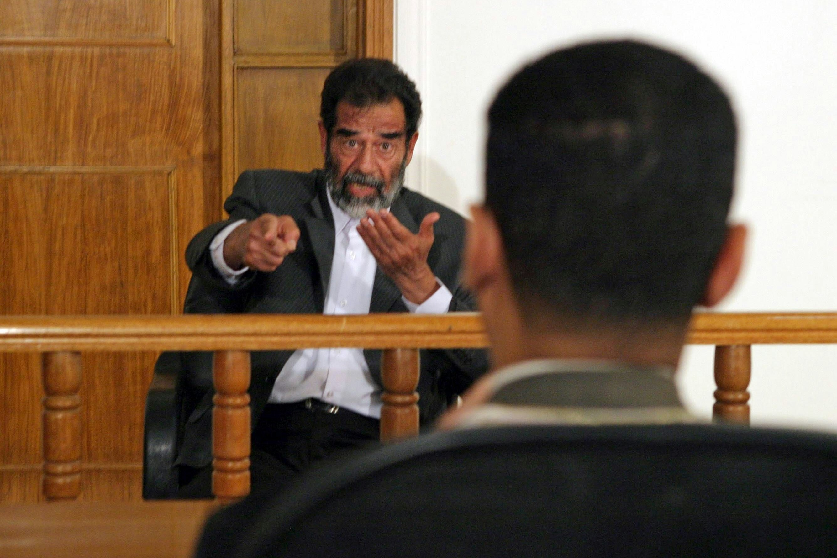 Iraks Diktator Saddam Hussein 2004 vor Gericht, er wurde zum Tode verurteilt und 2006 gehängt
