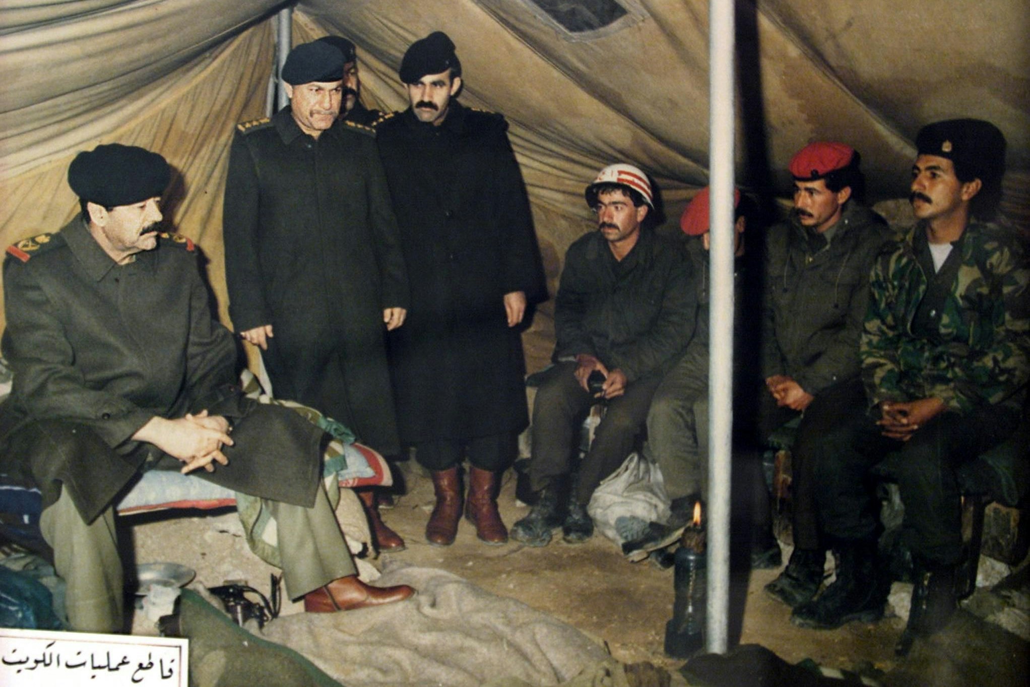 Der irakische Präsident Saddam Hussein bei einem Besuch in einem Militärlager in Kuwait nach der Invasion des Golfemirats am 2. August 1990