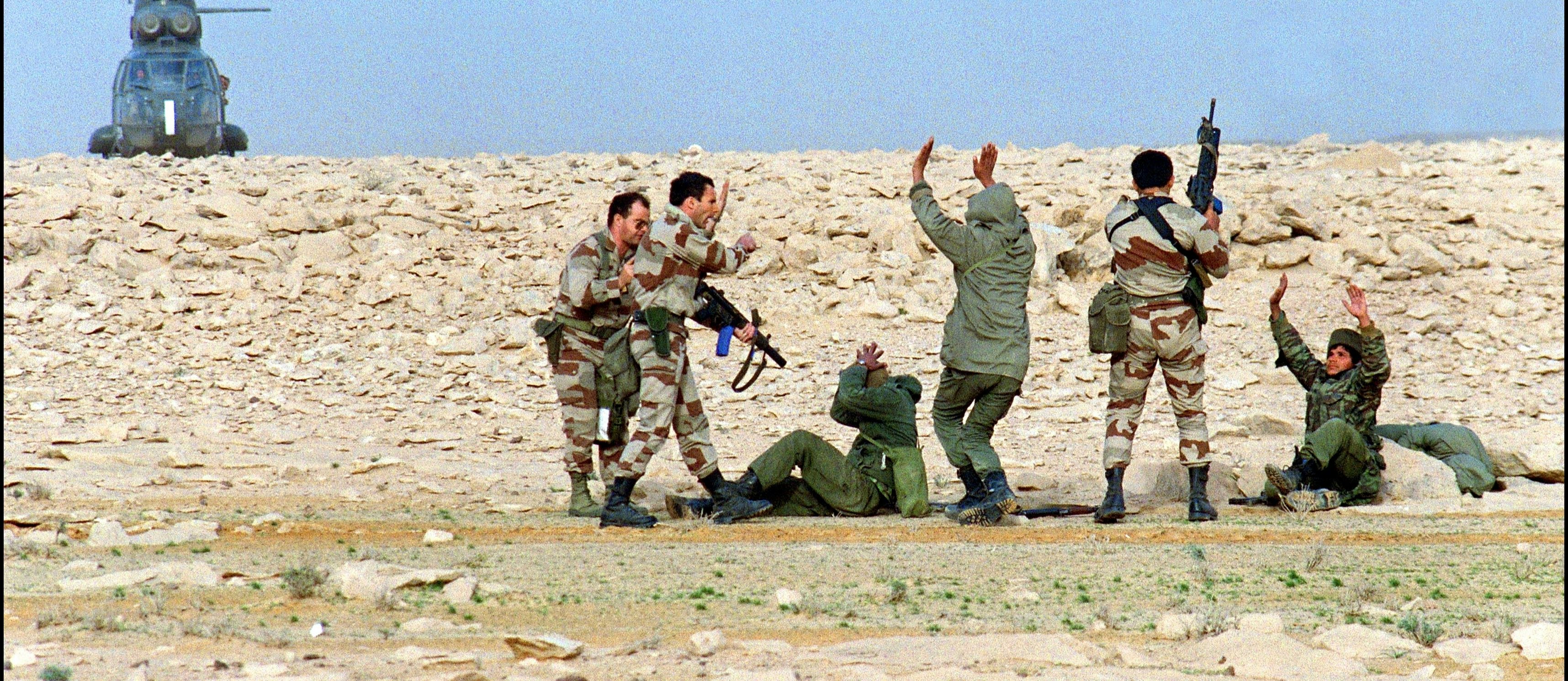 Französische Spezialeinheiten nehmen in der irakischen Wüste irakische Soldaten gefangen
