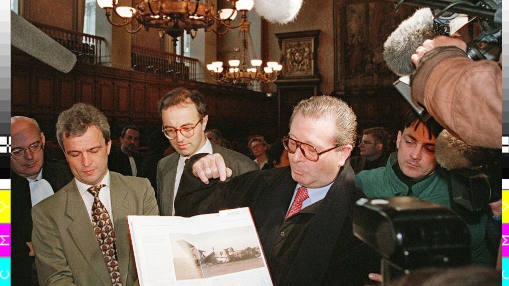 Paul Merlet von der Passagiervereinigung der British Airways zeigt im Gericht das Flugzeug in Kuwait