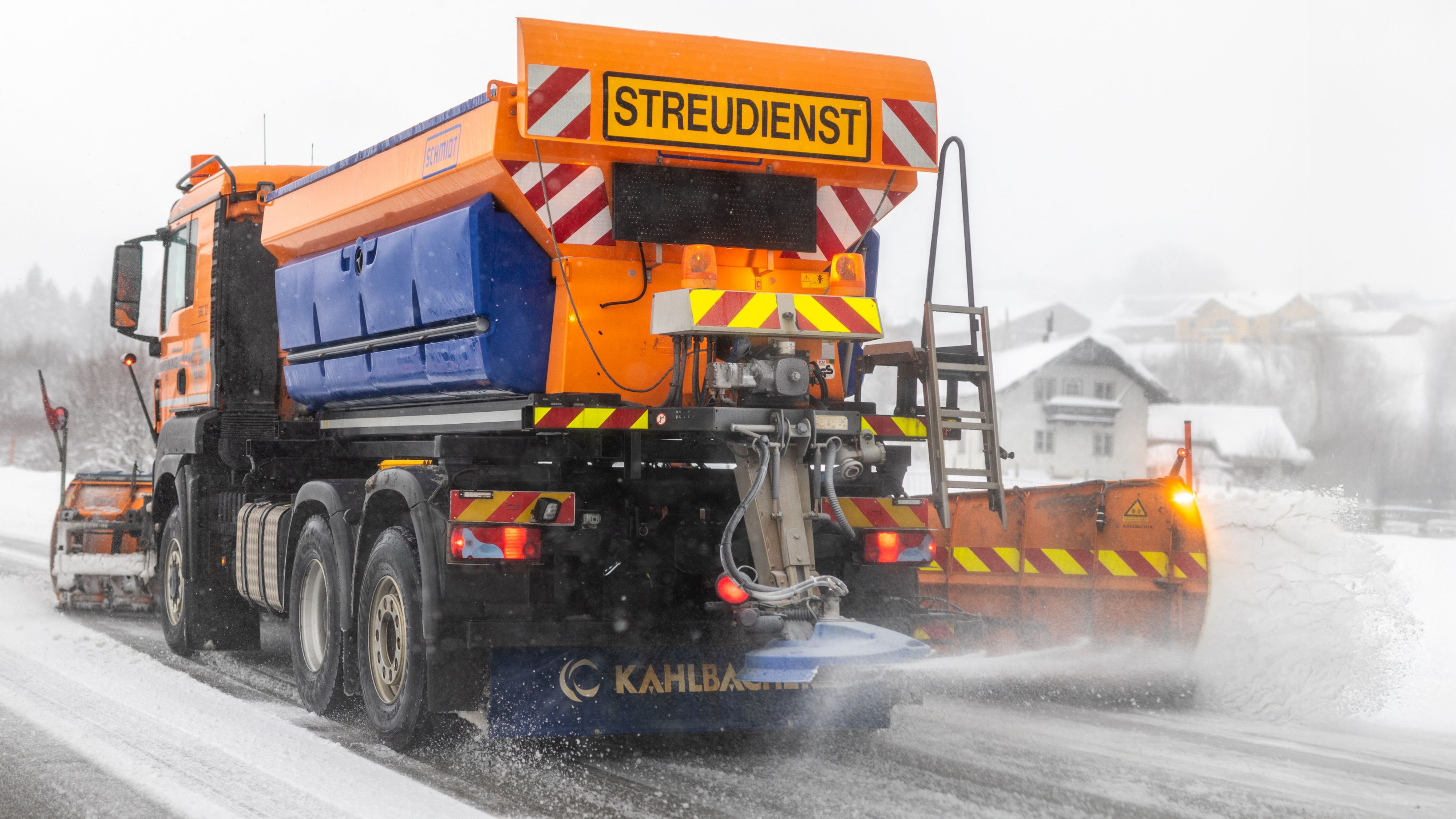 Niederösterreichs Straßendienst prüft derzeit ob Asbest bei Einsätzen ausgebracht worden ist.