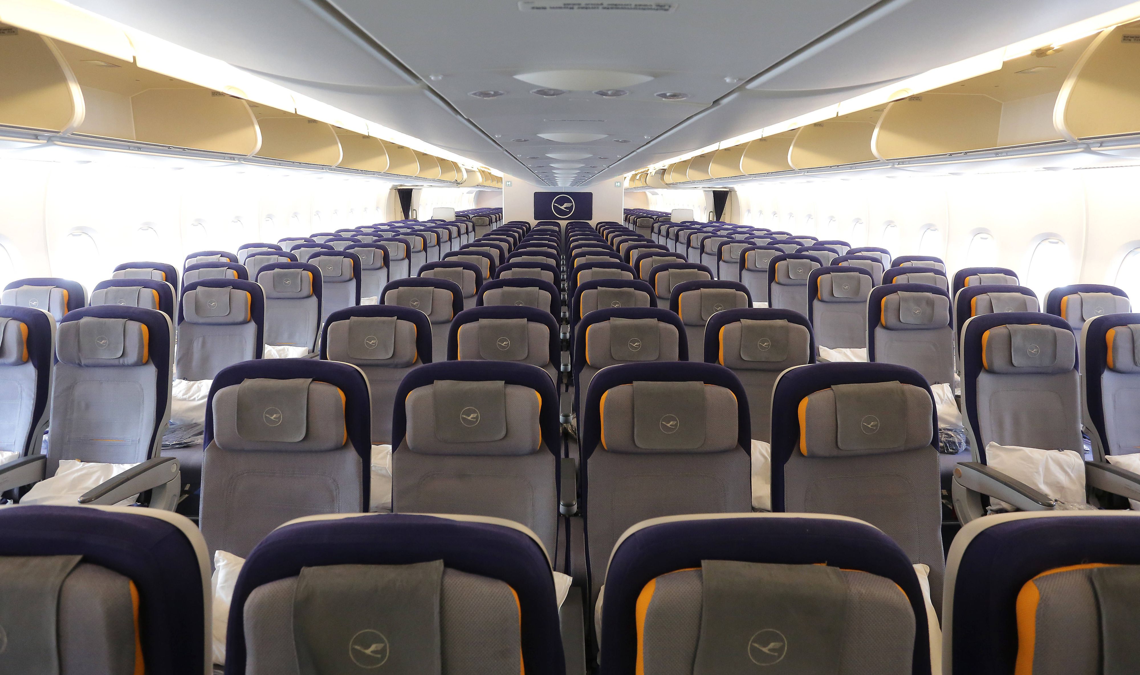 Nackenstarre auf Langstrecken? Das gehört bei der Lufthansa der Vergangenheit an - insofern genug Platz ist.