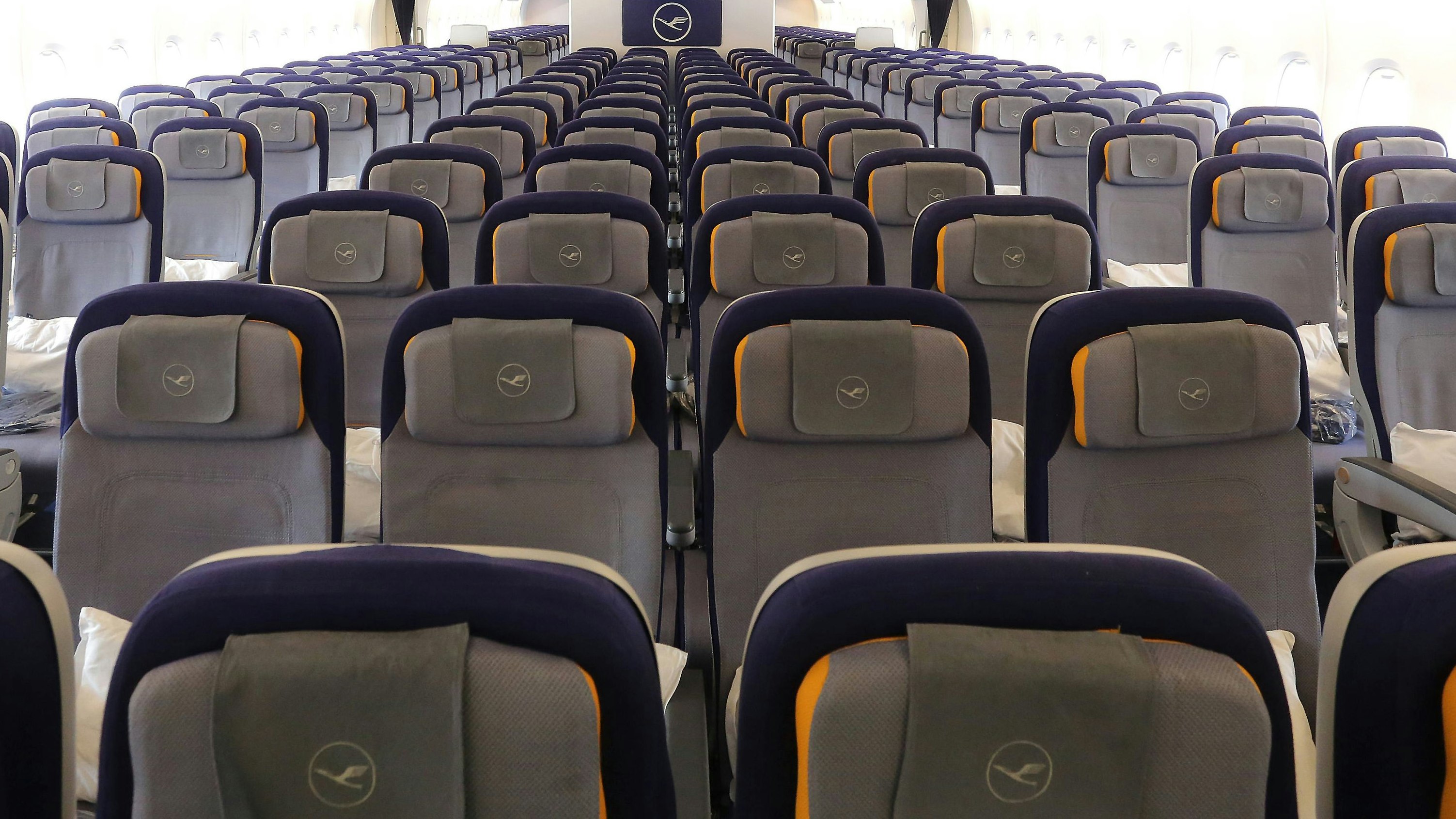 Heute.at - Airline bietet jetzt ganze Sitzreihe zum Schlafen an