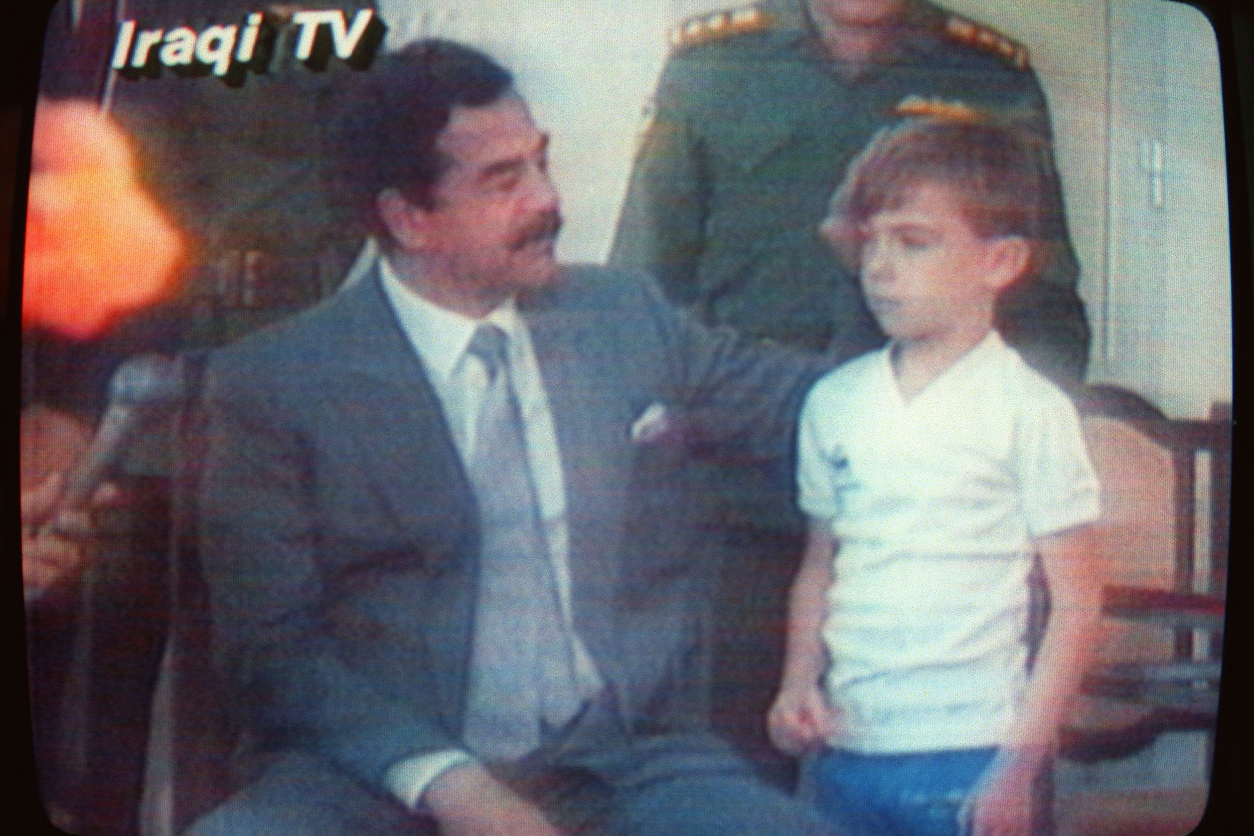 Der irakische Präsident Saddam Hussein führt Stuart Lockwood im irakischen Fernsehen vor, der sechsjährige britische Buben ist eine Geisel