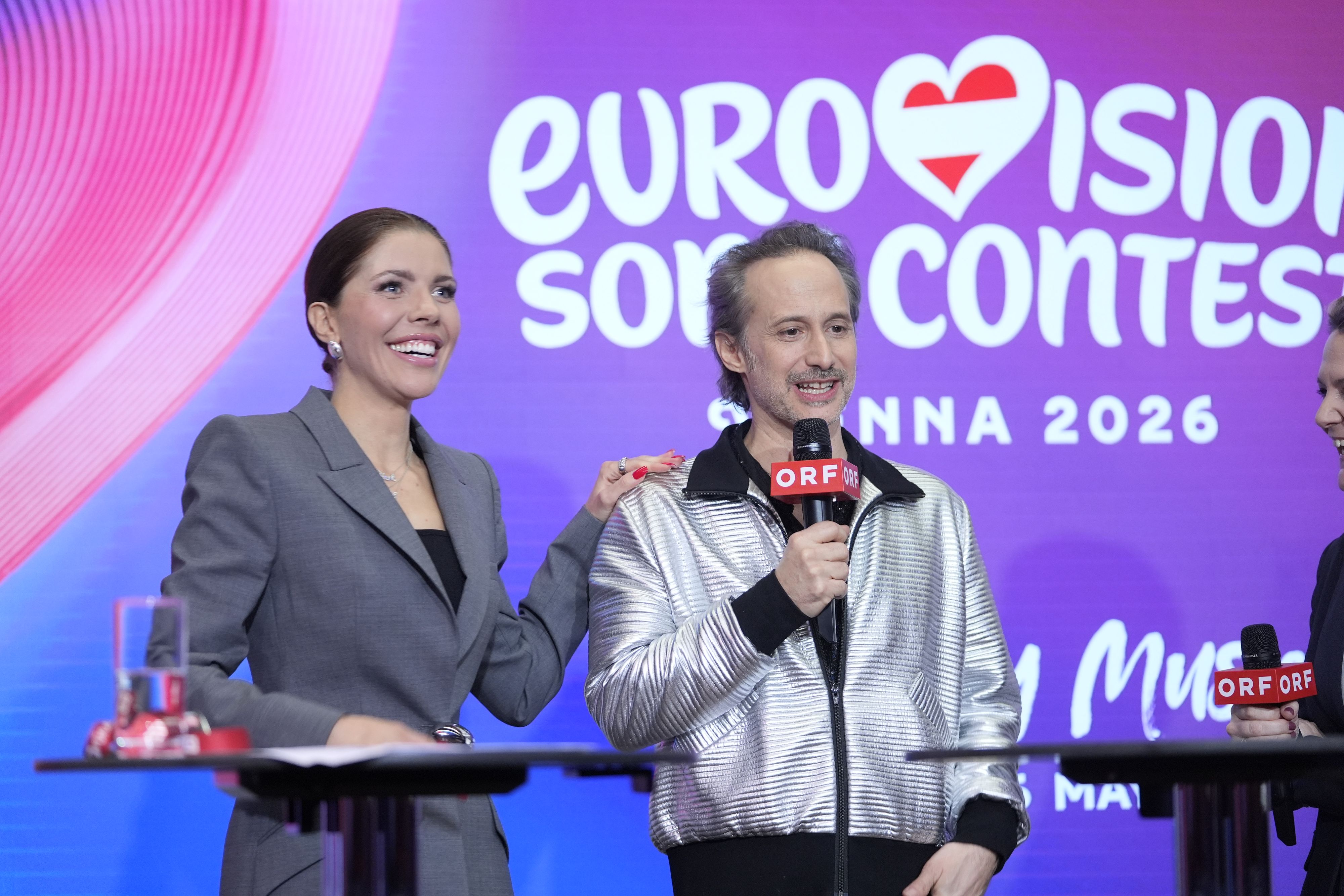 Victoria Swarowski sorgt mit einem ordentlichen Lacher bei der Pressekonferenz.
