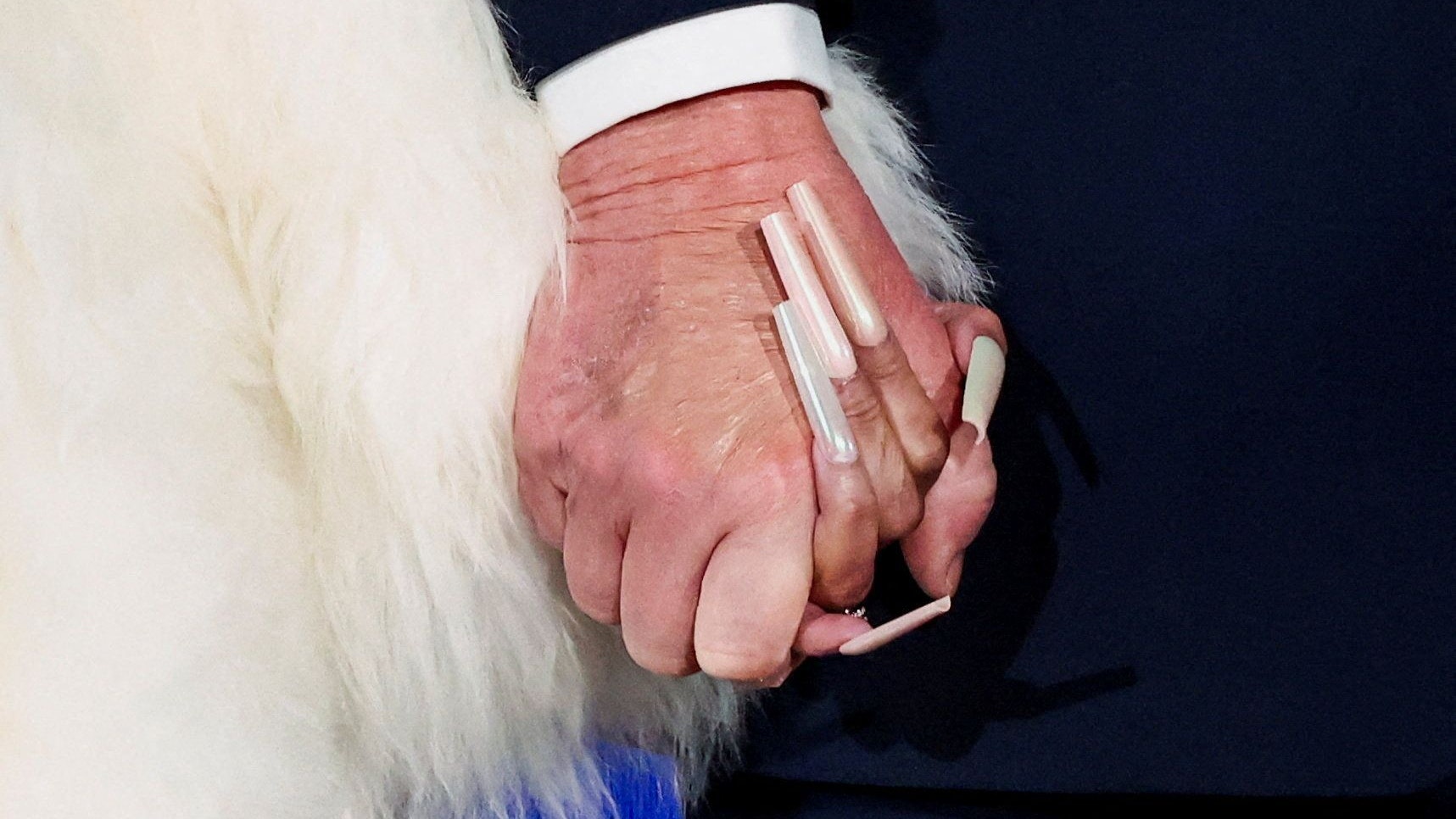 Europa-Beschimpfer Donald Trump und Musikerin Nicki Minaj halten am Mittwoch auf der Bühne des Trump Accounts Summit des US-Finanzministeriums in Washington Händchen