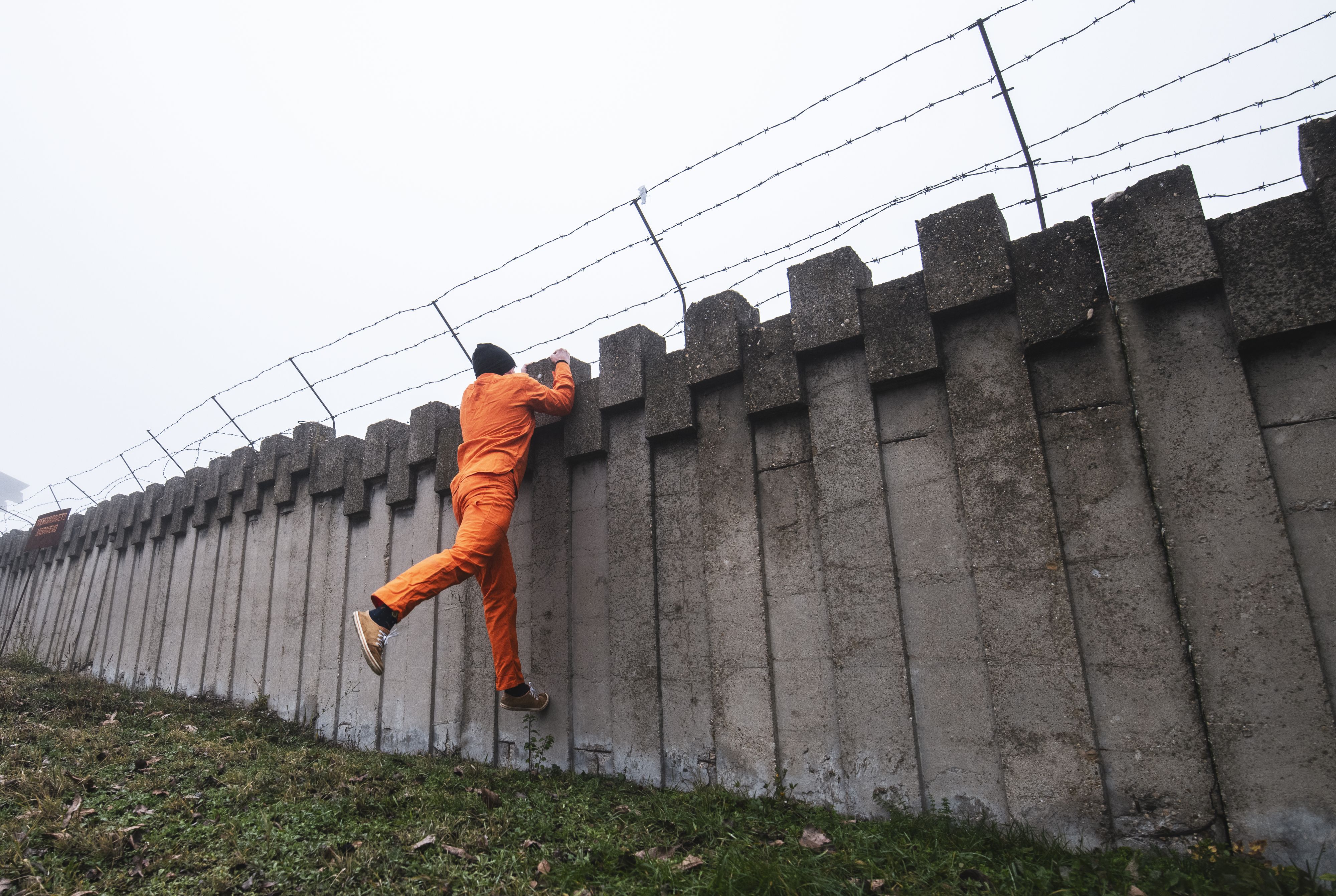 Fluchtversuch mit schnellem Ende: Ein 20-jähriger Häftling rannte vor der Justizanstalt Klagenfurt davon – wenig später wurde er gestellt.