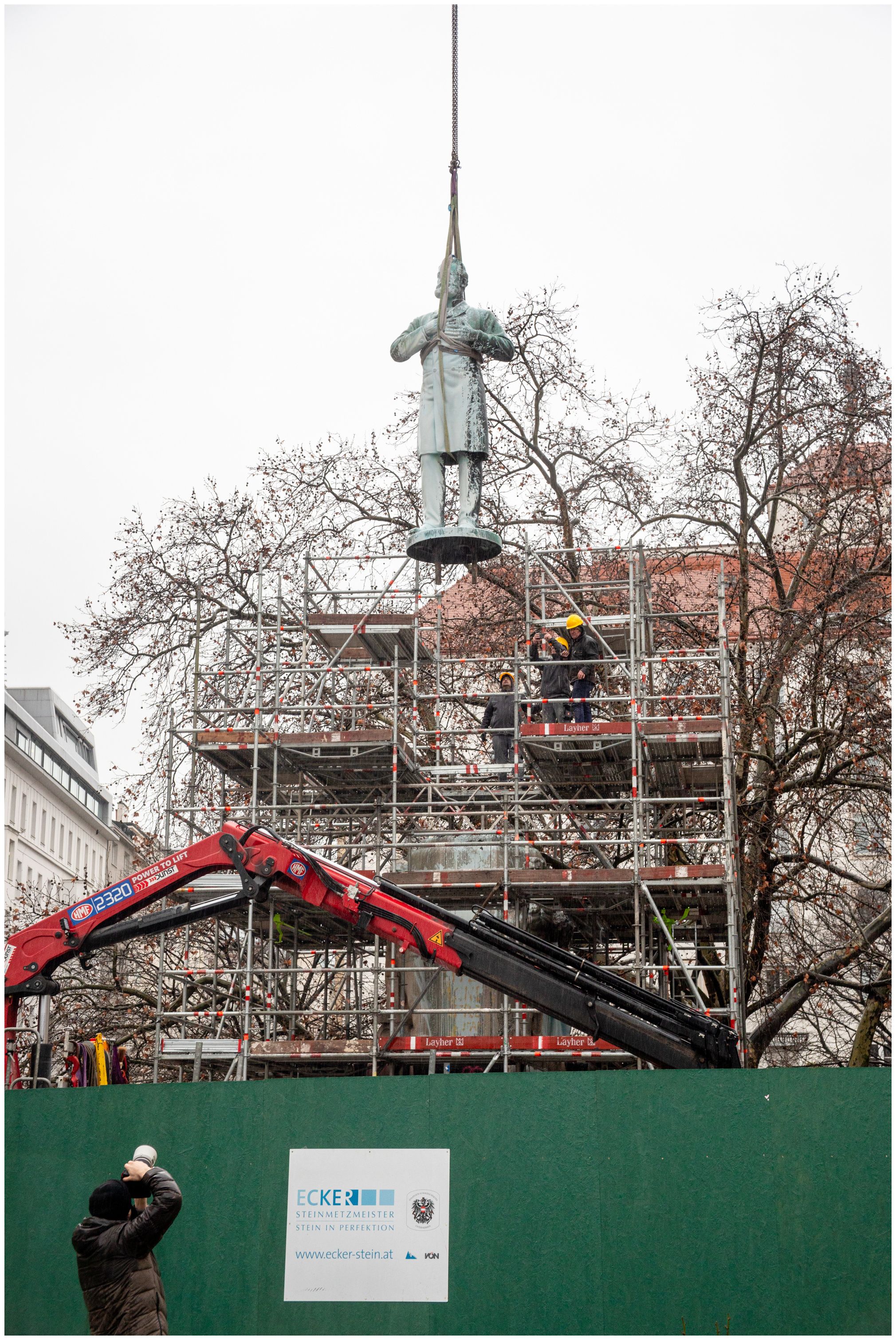 Das Lueger Denkmal wurde mittels Kran abgetragen. 
