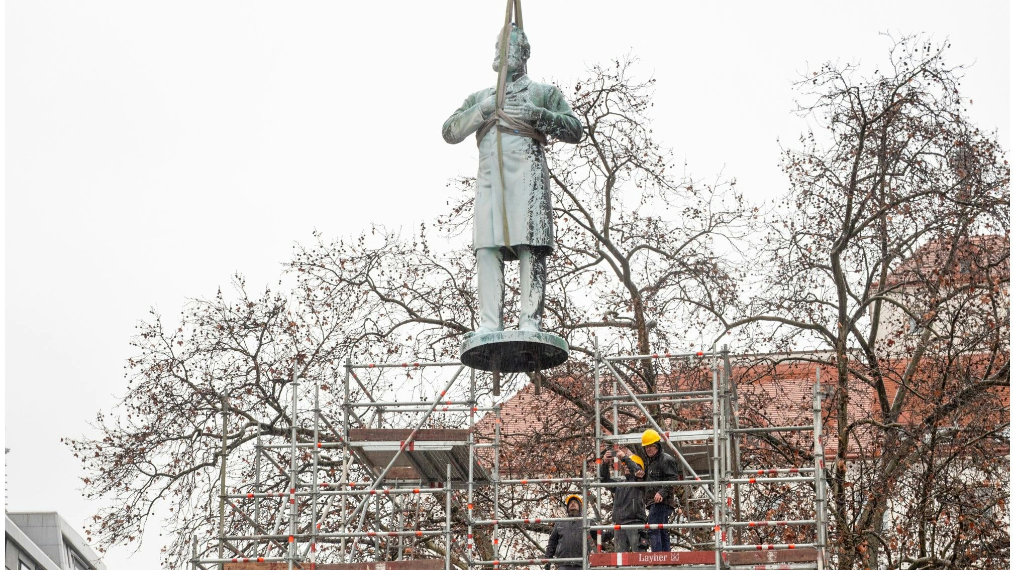Heute.at - Umstrittenes Lueger-Denkmal in Wiener City abgetragen