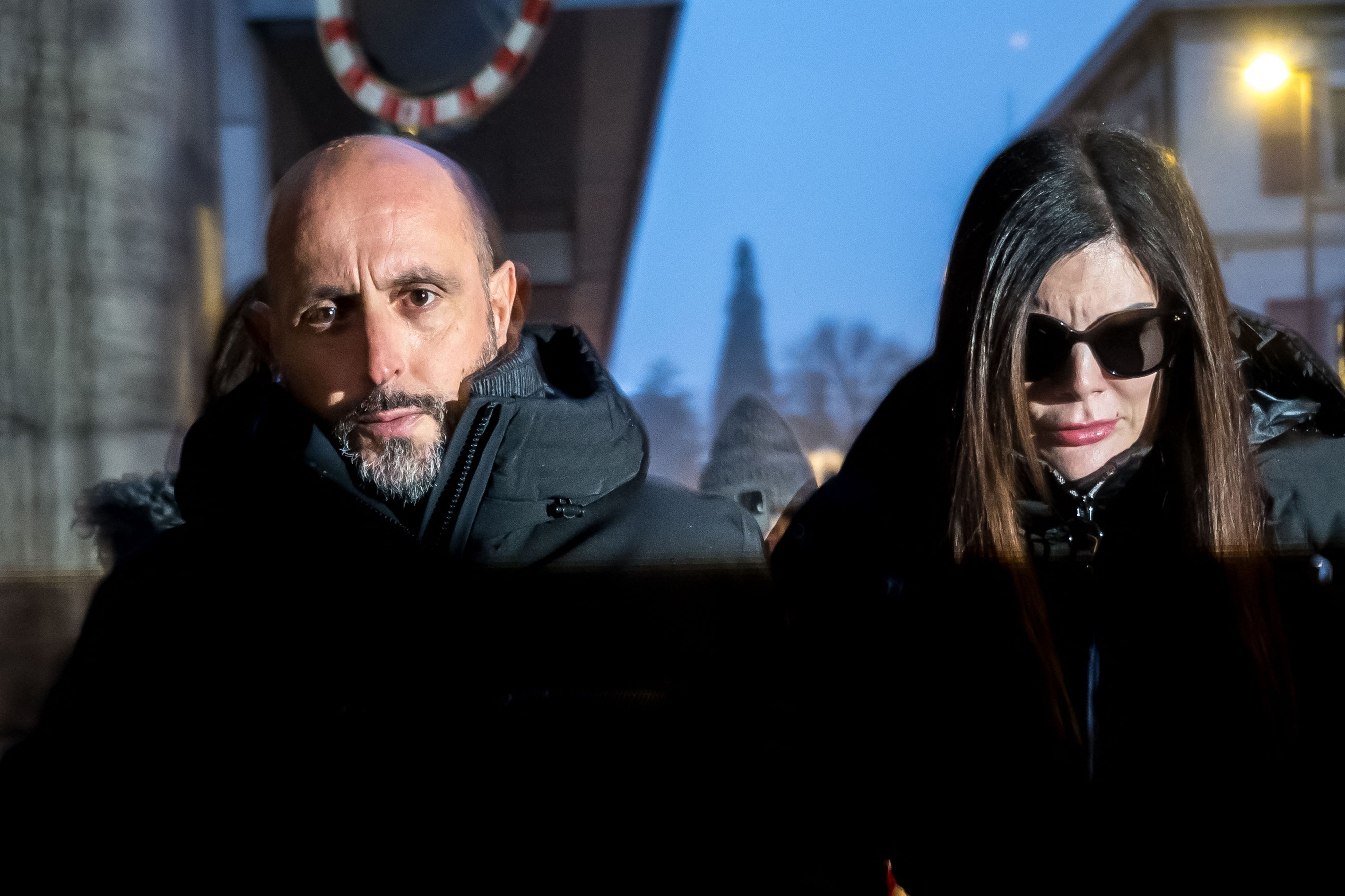 Ein Genfer Millionär zahlten die Kaution für das Ehepaar.