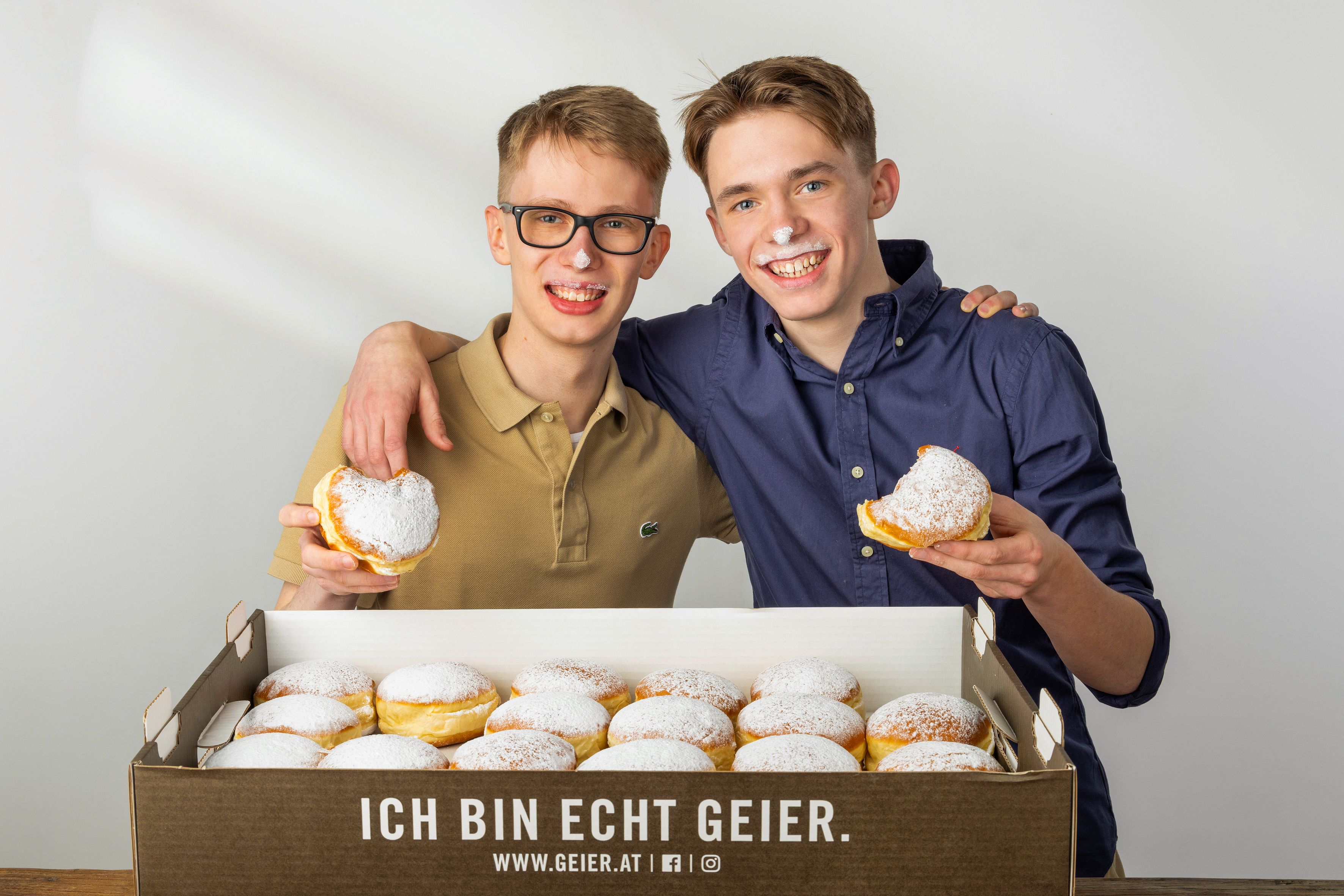 Auch Moritz und Axel Geier schmecken die Faschingskrapfen.