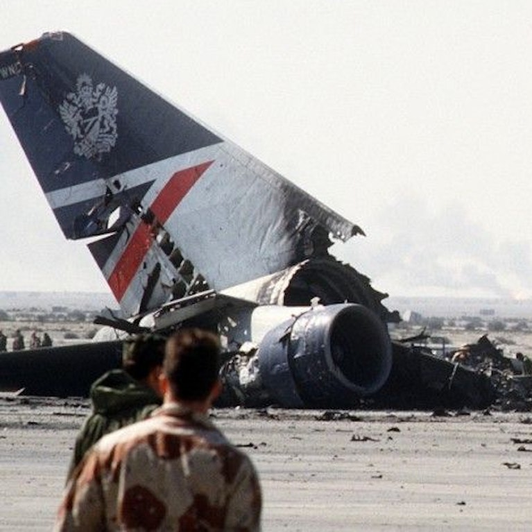 Kuwait 1990, der Irak marschiert ein. Eine Maschine der Austrian Airlines wird im letzten Moment gestoppt, eine Boeing 747 der British Airlines landet. 367 Passagiere werden Geiseln. Nun rollt ein London Gericht den Fall neu auf. War es eine Geheimdienst-Operation?
