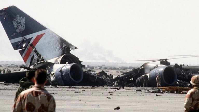 Kuwait 1990, der Irak marschiert ein. Eine Maschine der Austrian Airlines wird im letzten Moment gestoppt, eine Boeing 747 der British Airlines landet. 367 Passagiere werden Geiseln. Nun rollt ein London Gericht den Fall neu auf. War es eine Geheimdienst-Operation?