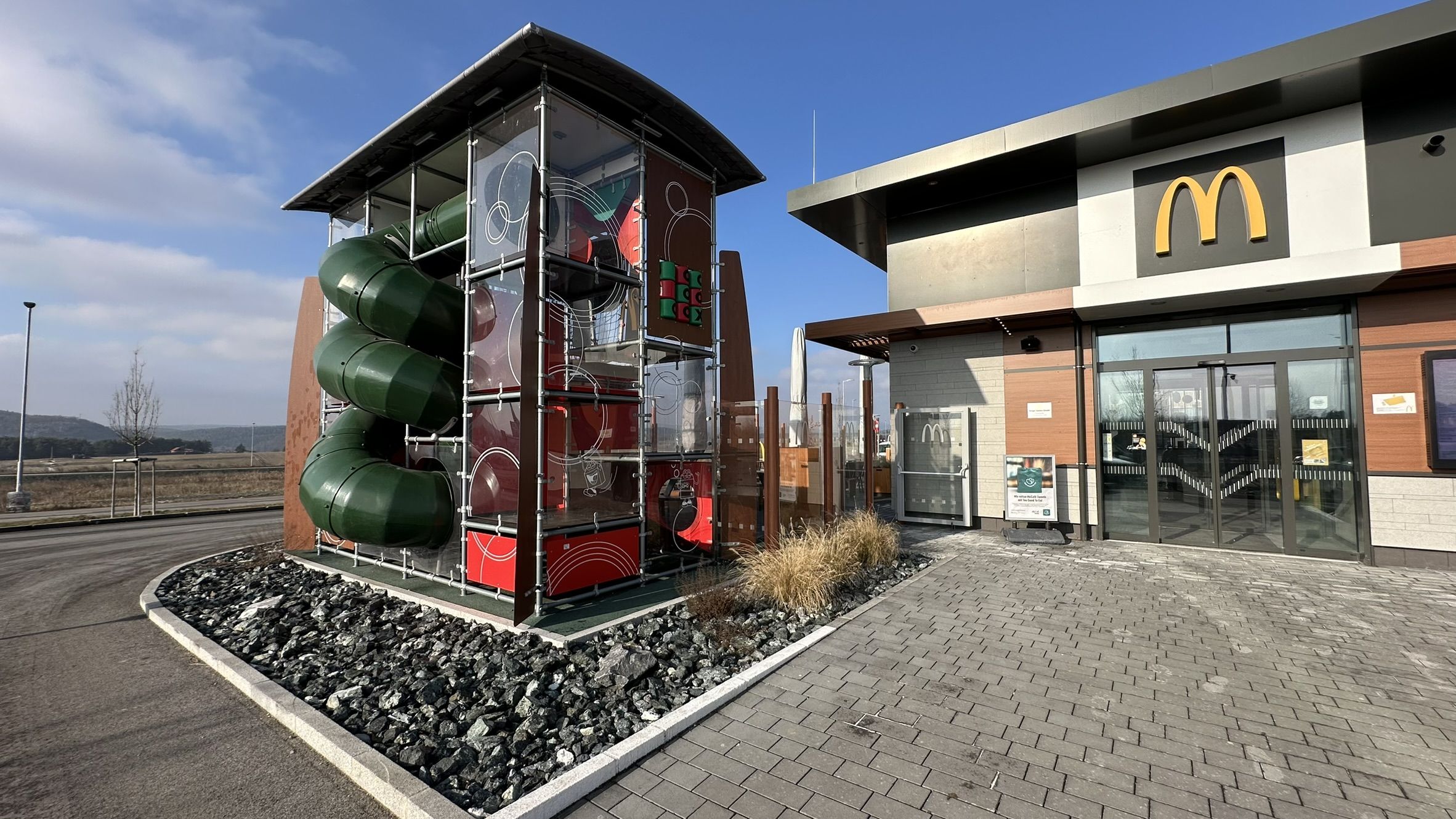 McDonald’s Spielplatz Oberpullendorf: Der Restaurant-Betreiber ließ den Schotter mittlerweile entfernen.