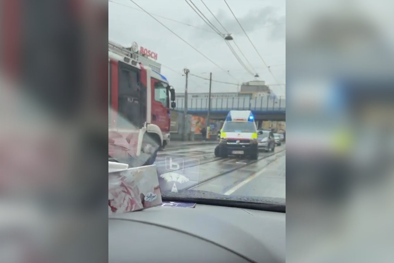 Am Donnerstag krachten ein PKW und ein Rettungsauto in der Geiselbergstraße ineinander.