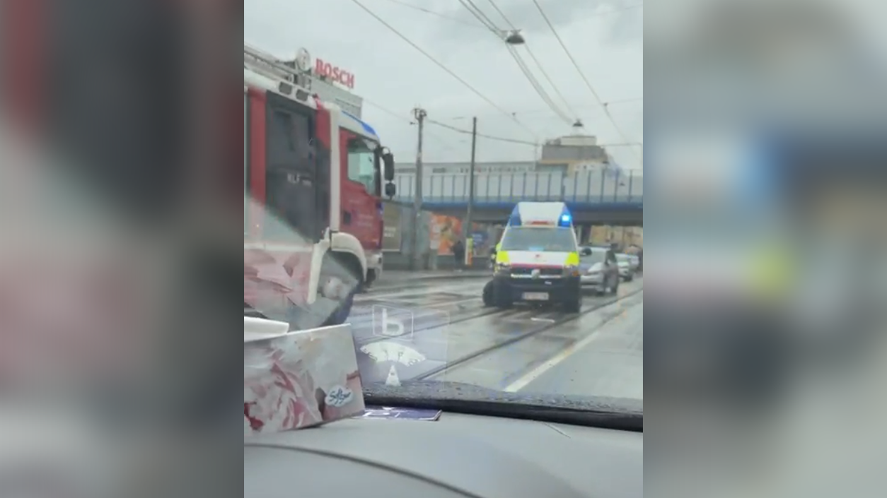 Heute.at - Unfall in Wien! Auto kracht in Rettungswagen