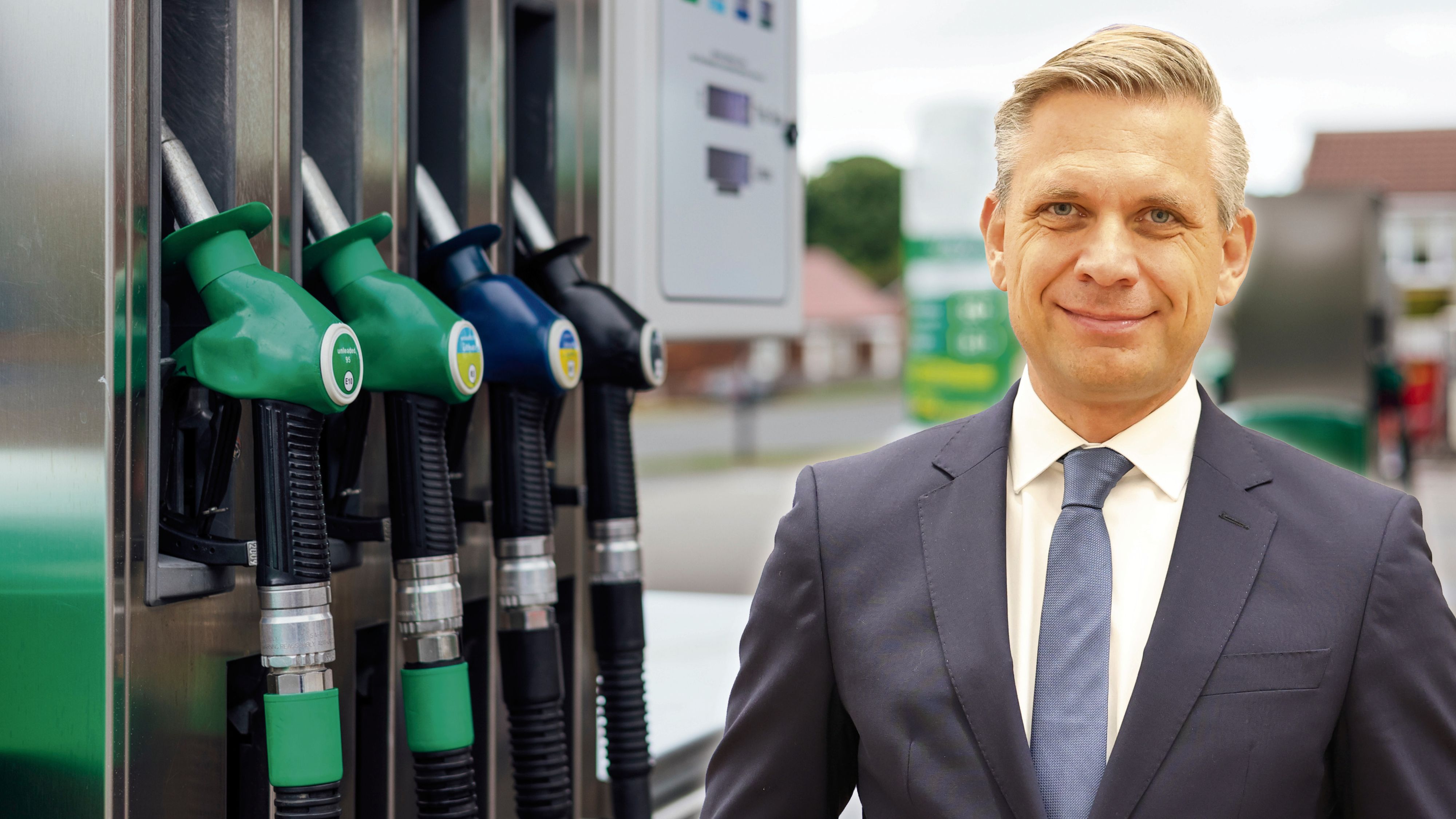 Wirtschaftsminister Wolfgang Hattmannsdorfer (ÖVP) nimmt sich die Spritpreise vor.