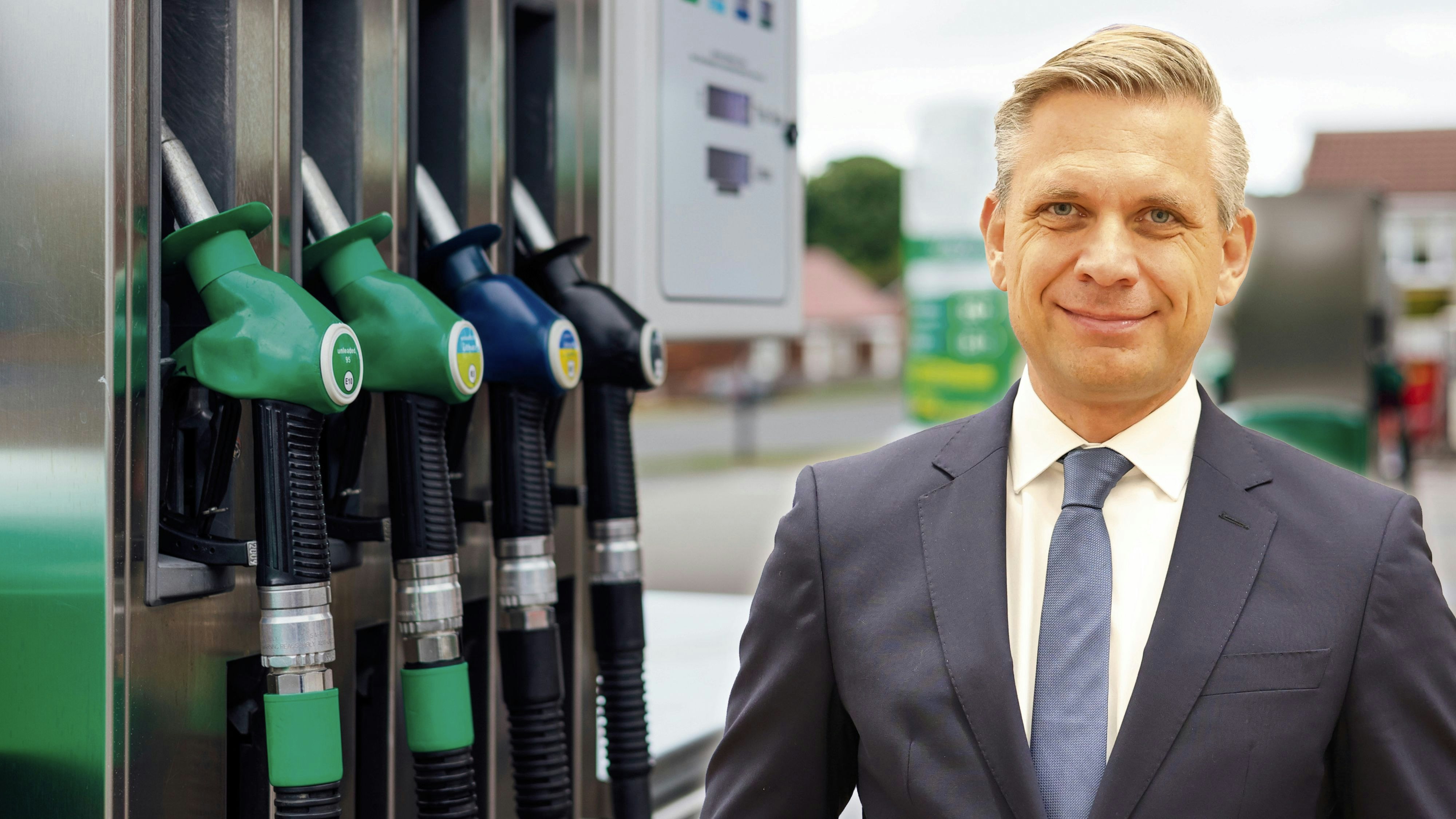 Wirtschaftsminister Wolfgang Hattmannsdorfer (ÖVP) nimmt sich die Spritpreise vor.