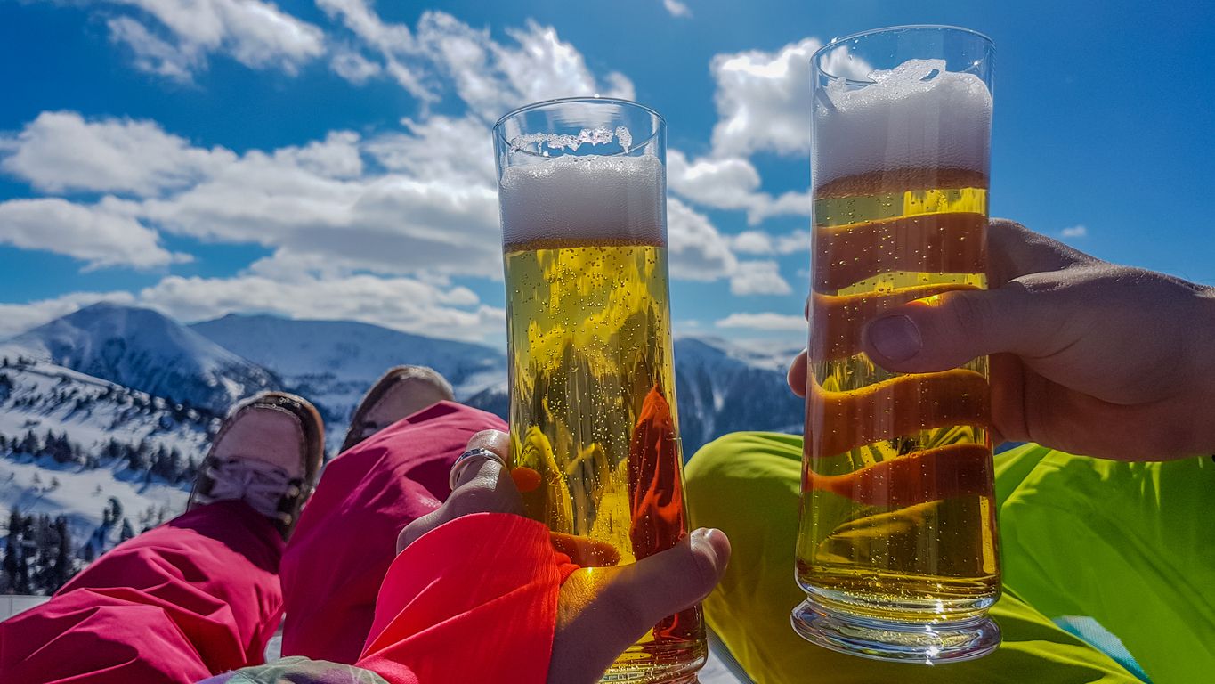 Alkohol verlangsamt Reaktionen und trübt die Wahrnehmung. Auf der Skipiste kann das nicht nur gefährlich werden, sondern auch rechtliche Folgen haben.