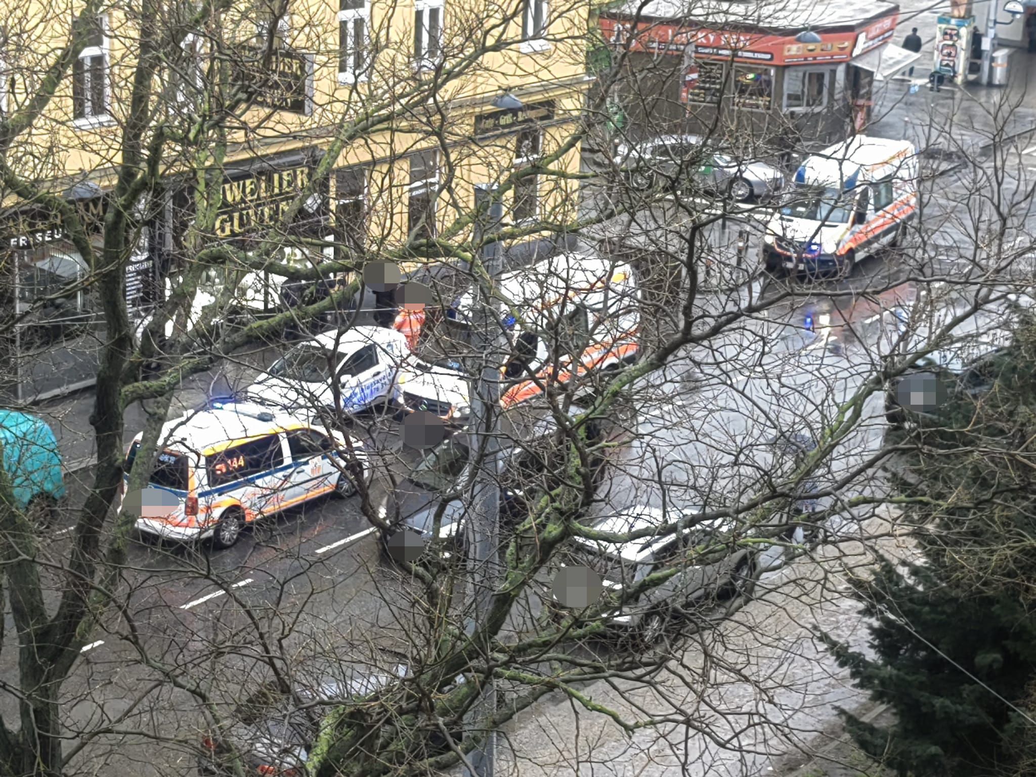 Schlägerei auf offener Straße in Wien! Zwei Verletzte sowie Rettungs- und Polizeieinsatz.
