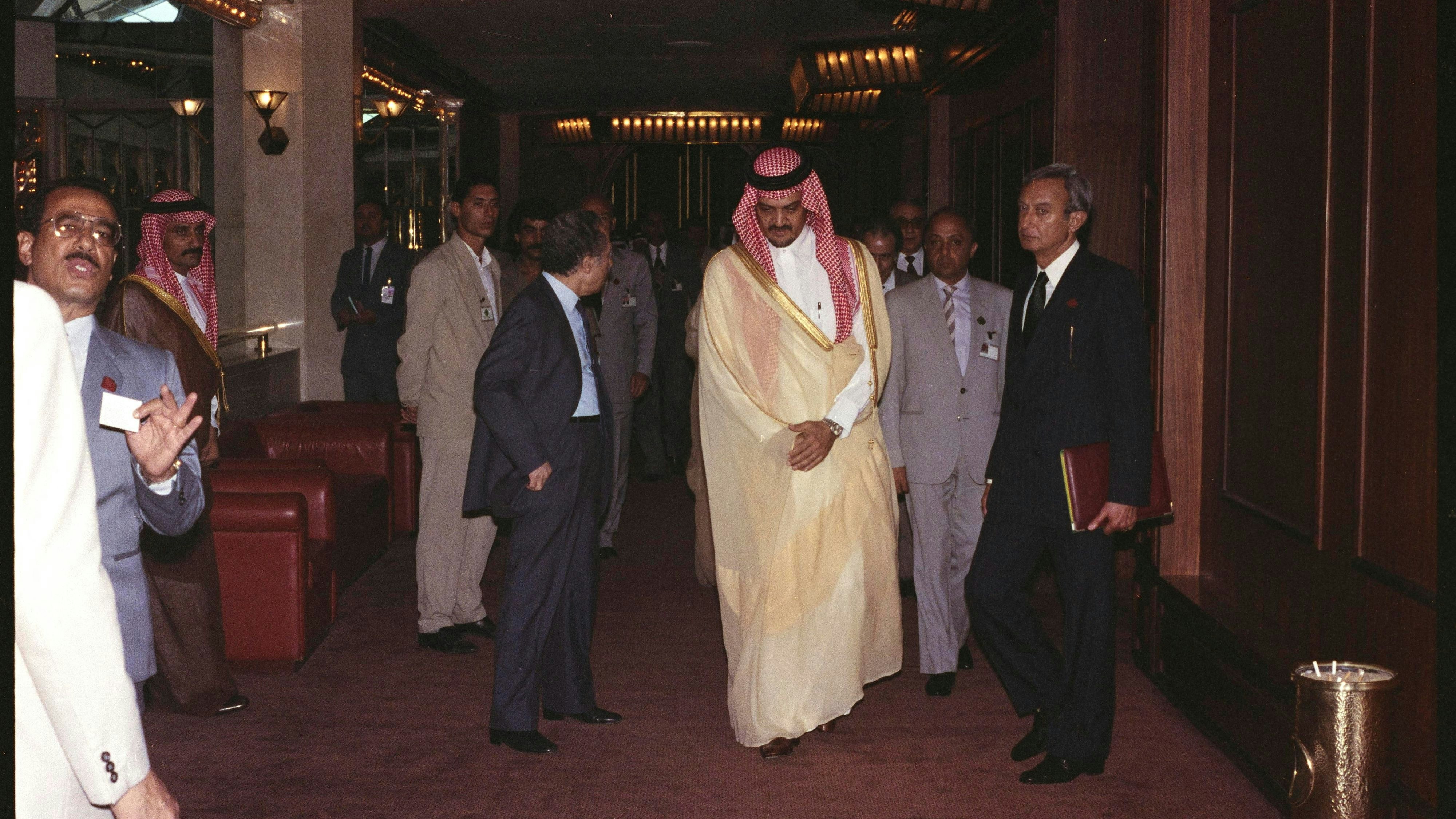Der saudische Prinz Saud al-Faisal betritt eine Krisensitzung der arabischen Außenminister, um die Invasion Kuwaits durch den Irak zu besprechen