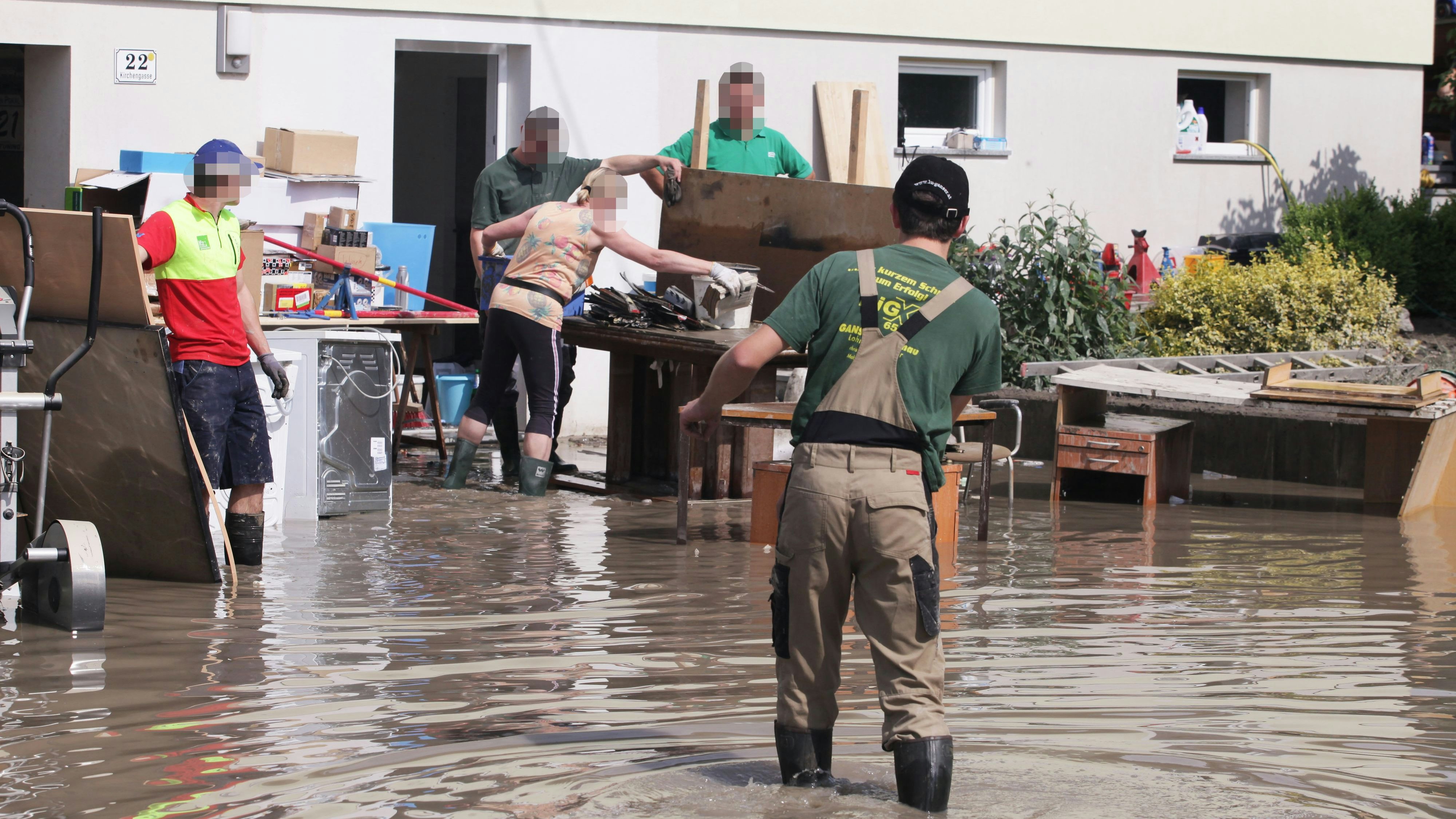 Aufräumarbeiten nach dem Hochwasser in Goldwörth, Bezirk Urfahr-Umgebung, im Juni 2013.