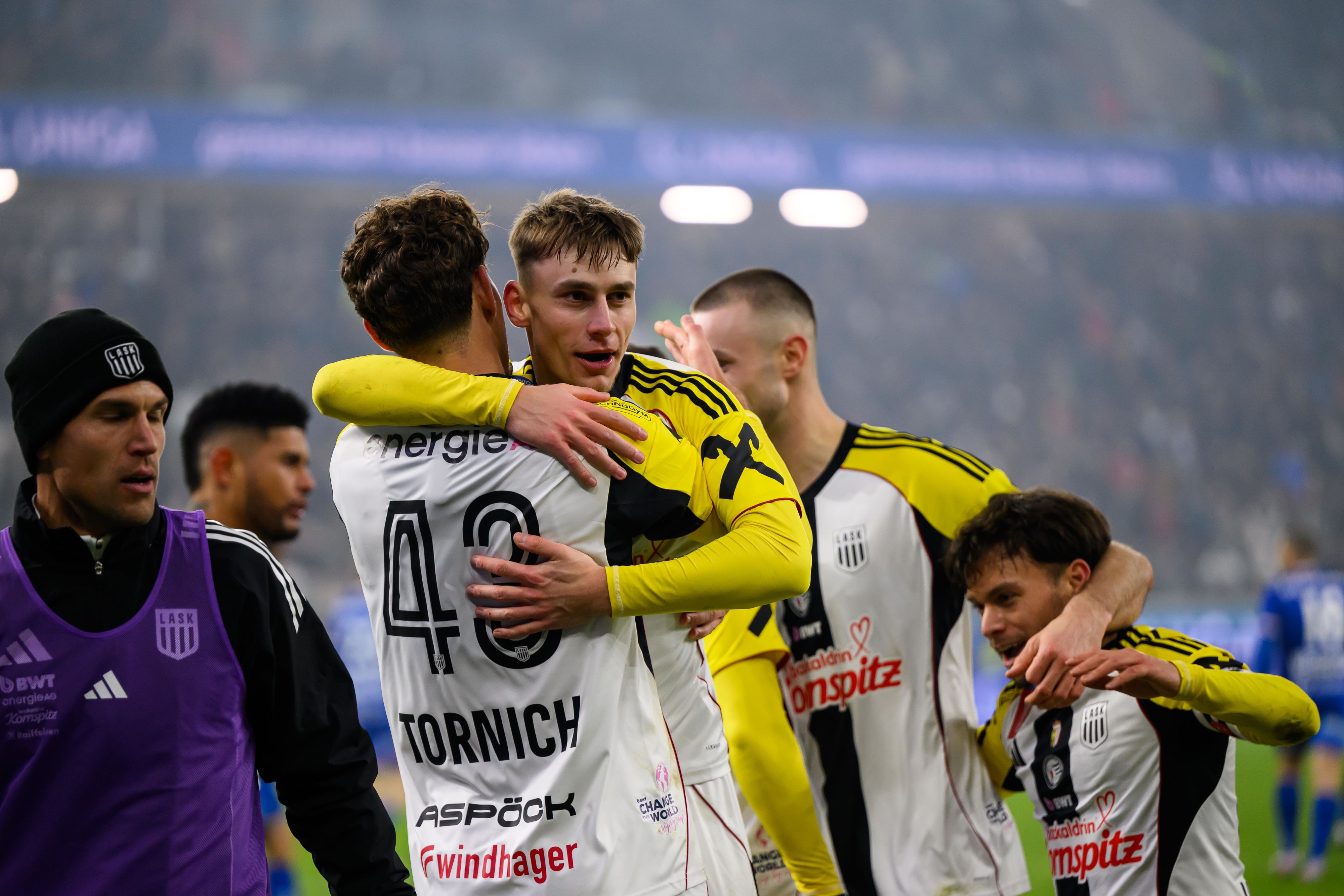 Der LASK bejubelt den Sieg im ÖFB-Cup-Viertelfinale. 