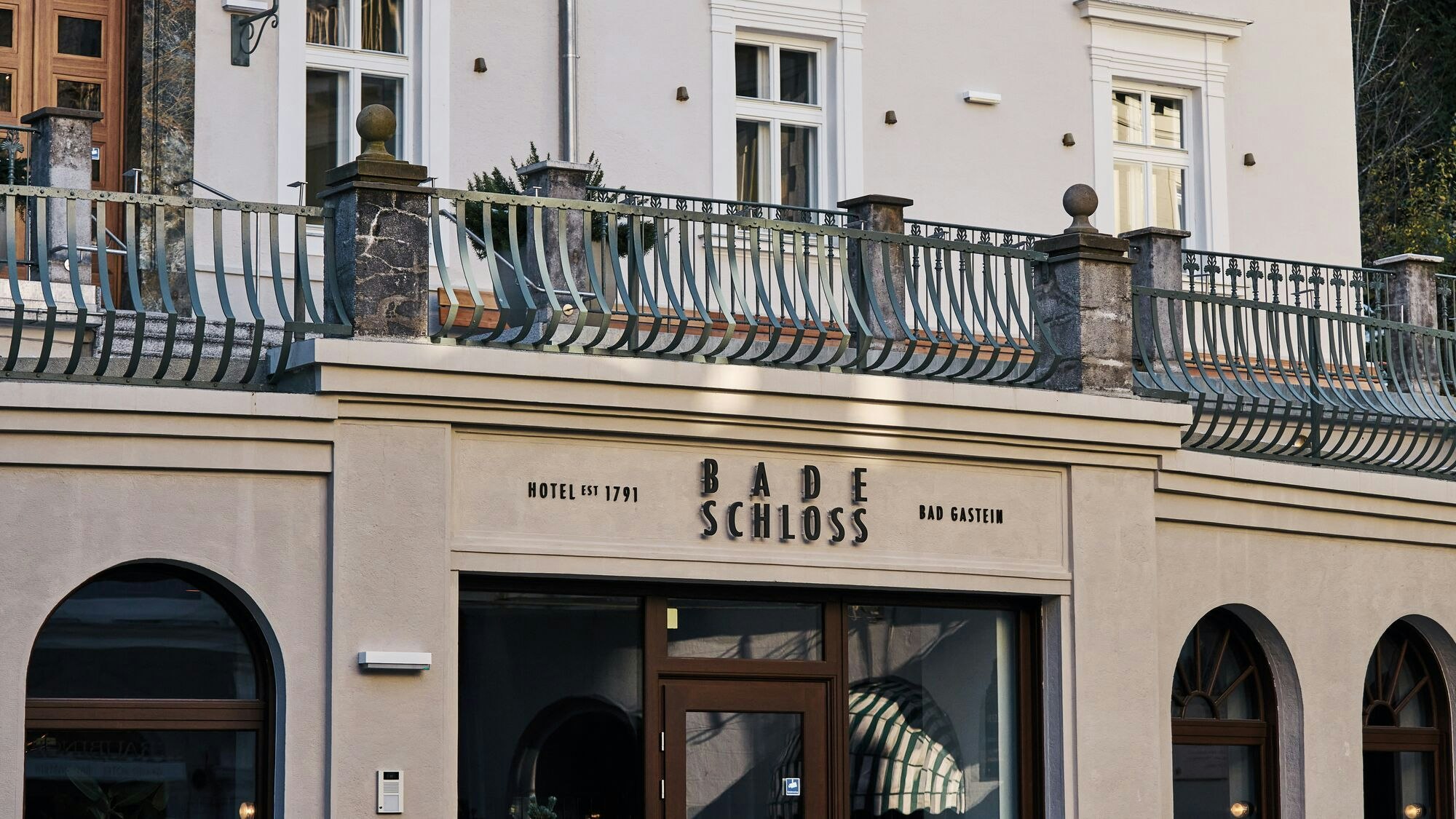 Außenansicht Eingang Badeschloss Bad Gastein