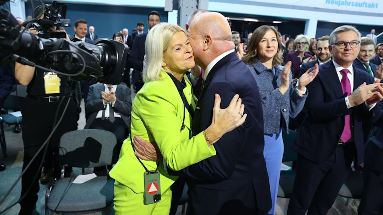 Bundeskanzler Christian Stocker will wissen, was das Land von einer Verlängerung des Wehrdienstes hält. Welchen Preis die Volksbefragung hat, wer das Geld aufbringen muss und warum der angepeilte Termin für die Einführung Makulatur ist.