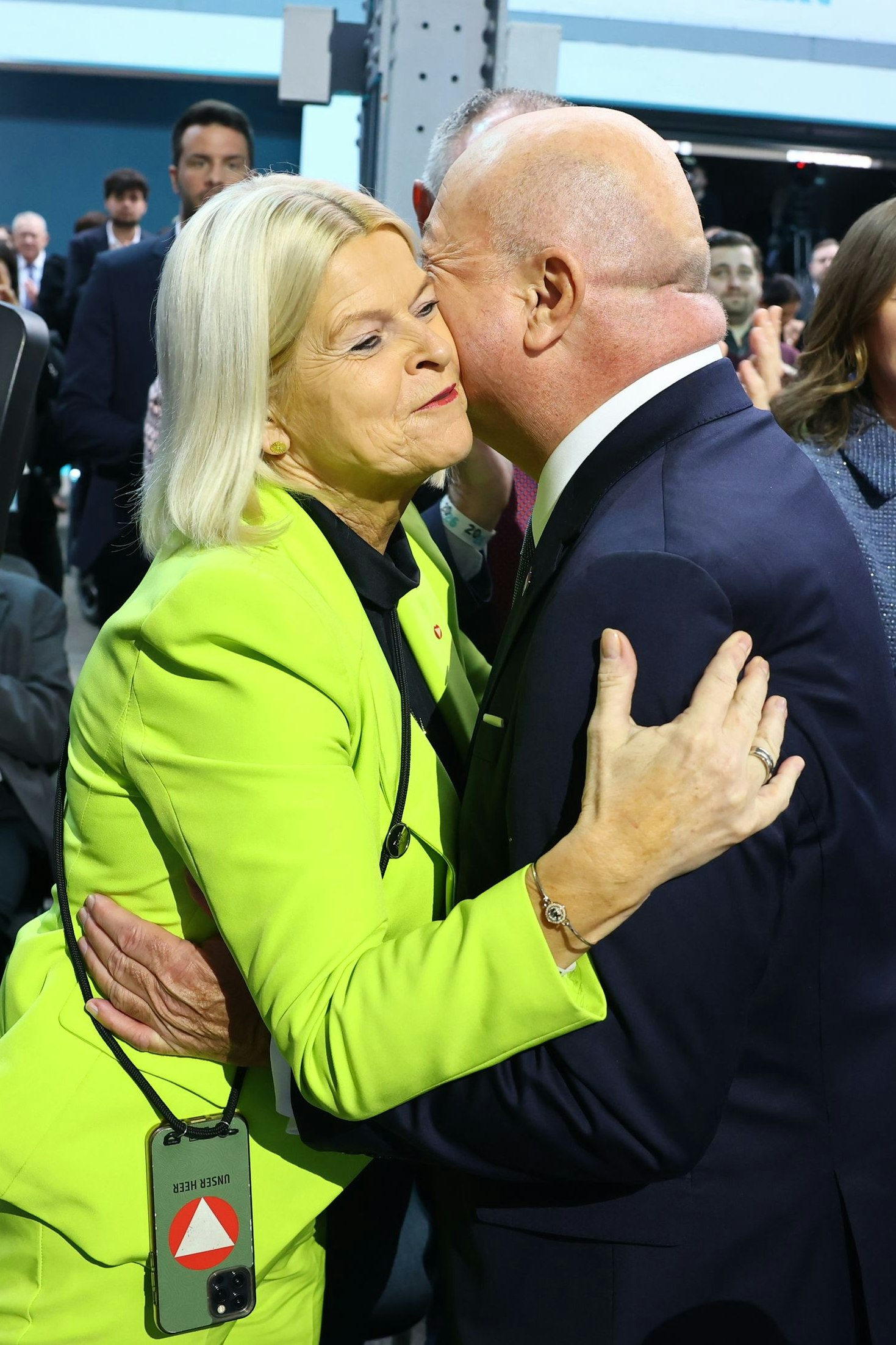 Verteidigungsministerin Klaudia Tanner findet den Volksbefragungs-Vorschlag von Kanzler Christian Stocker gut